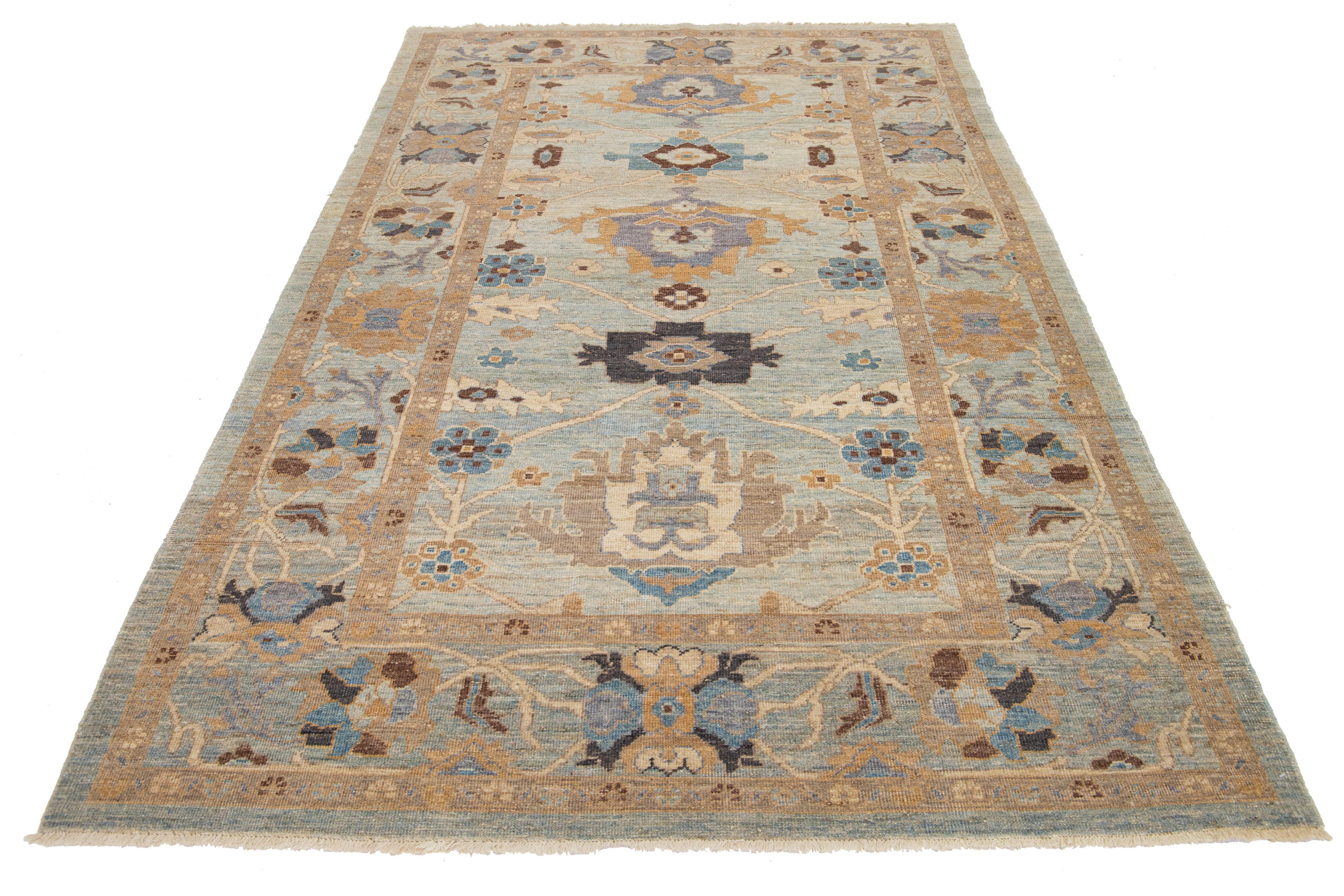 Ein atemberaubender handgeknüpfter Sultanabad-Teppich mit einem blauen All-Over-Feld, das mit braunen, beigen und grauen Akzenten verziert ist.

Dieser Teppich misst 5'10