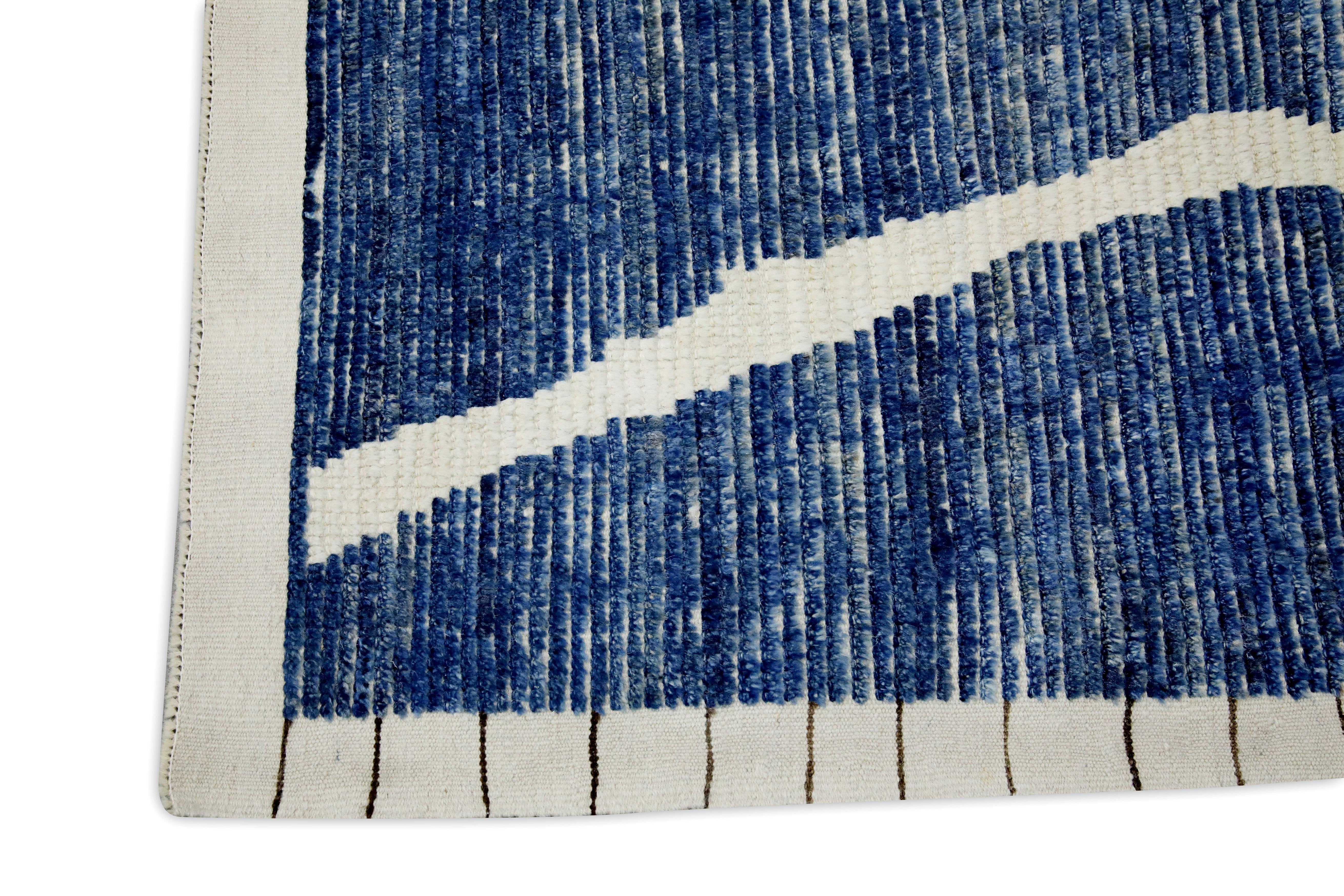 Blauer handgefertigter Tulu-Teppich aus Wolle in geometrischem Design 7'10