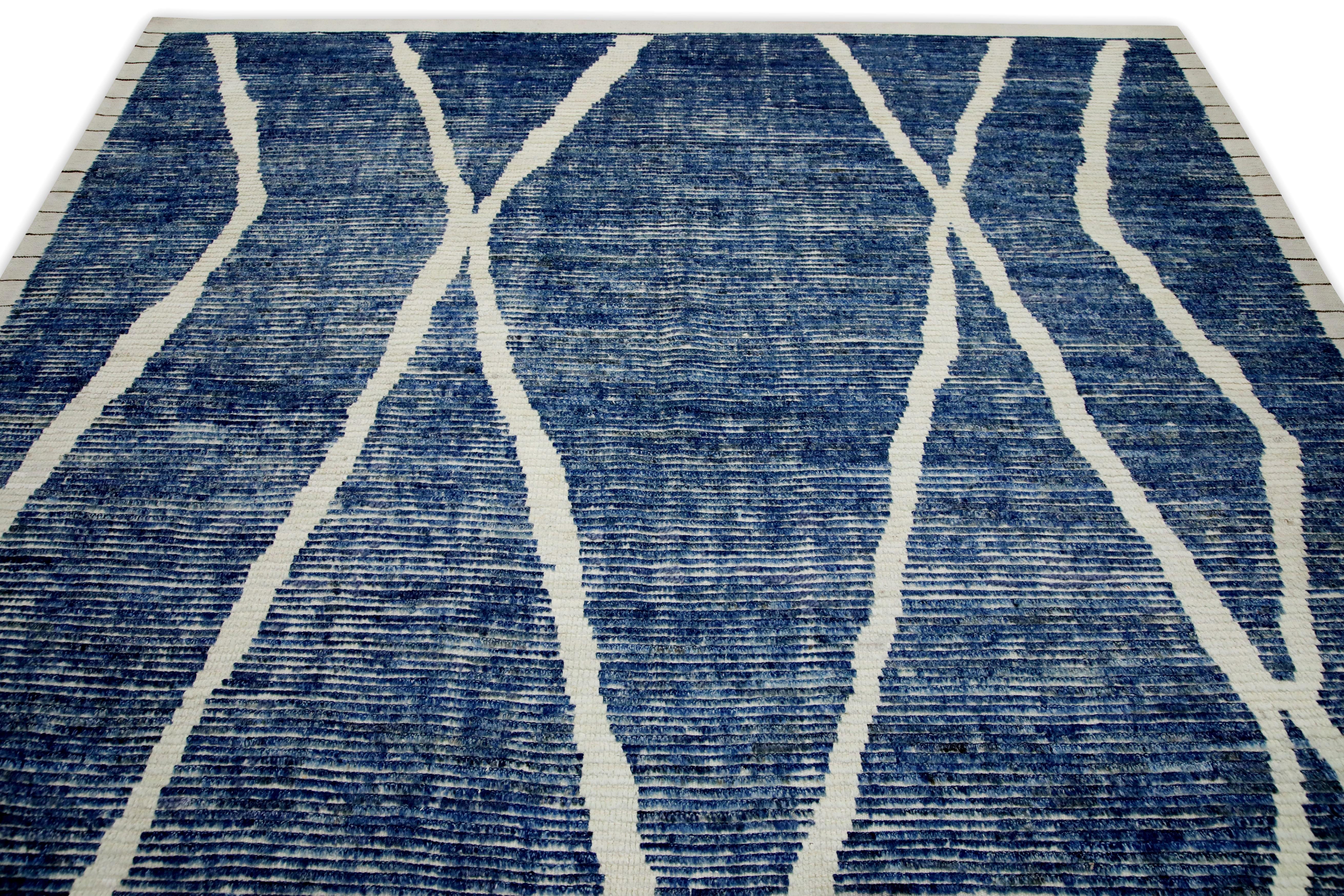 Blauer handgefertigter Tulu-Teppich aus Wolle in geometrischem Design 7'10