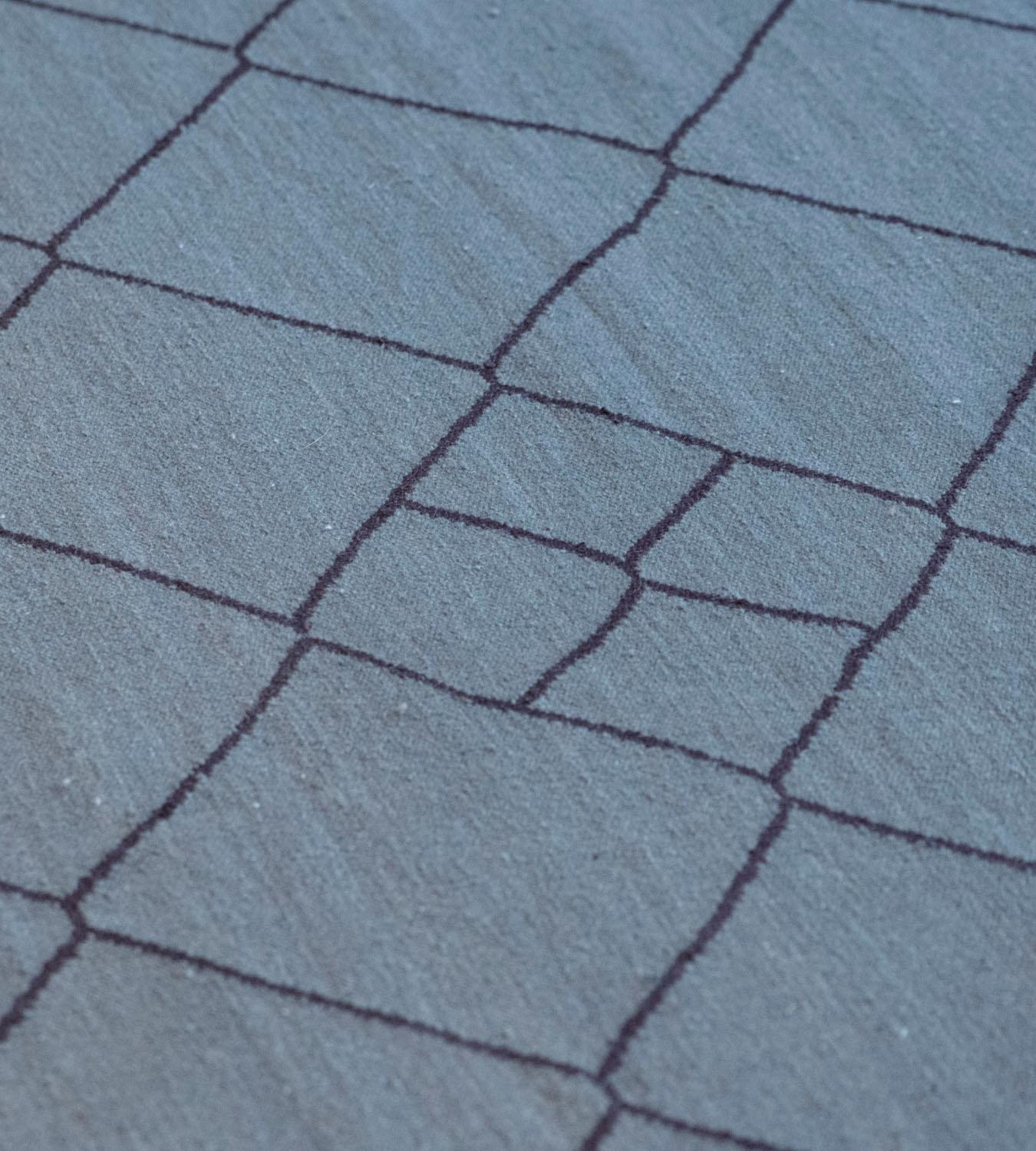 Blauer handgewebter marokkanisch inspirierter Flachgewebe-Teppich aus Wolle (21. Jahrhundert und zeitgenössisch) im Angebot