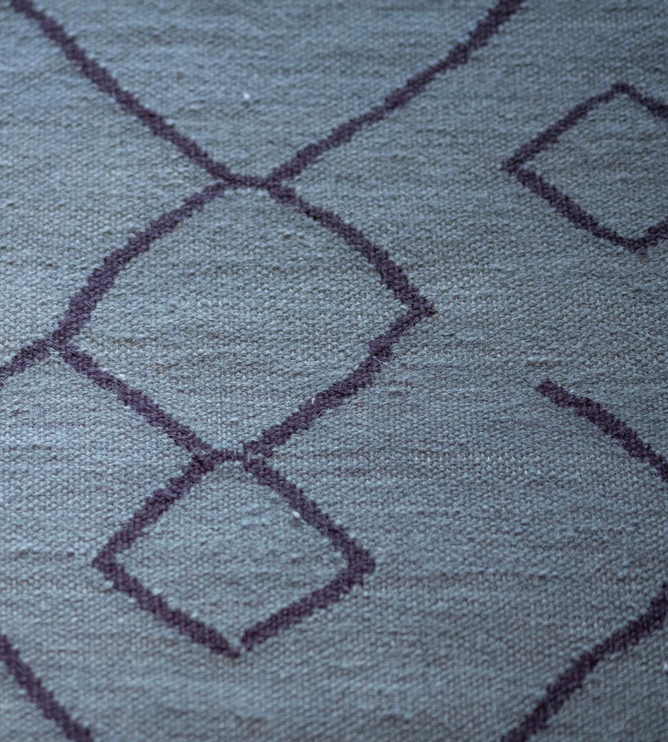Blauer handgewebter marokkanisch inspirierter Flachgewebe-Teppich aus Wolle im Angebot 1