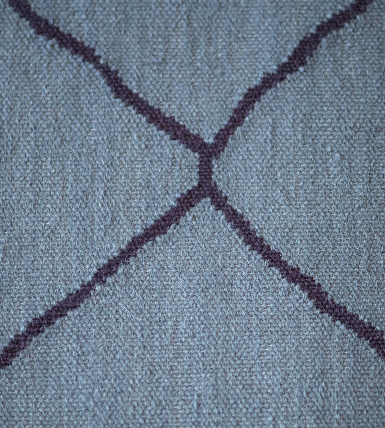 Blauer handgewebter marokkanisch inspirierter Flachgewebe-Teppich aus Wolle im Angebot 2