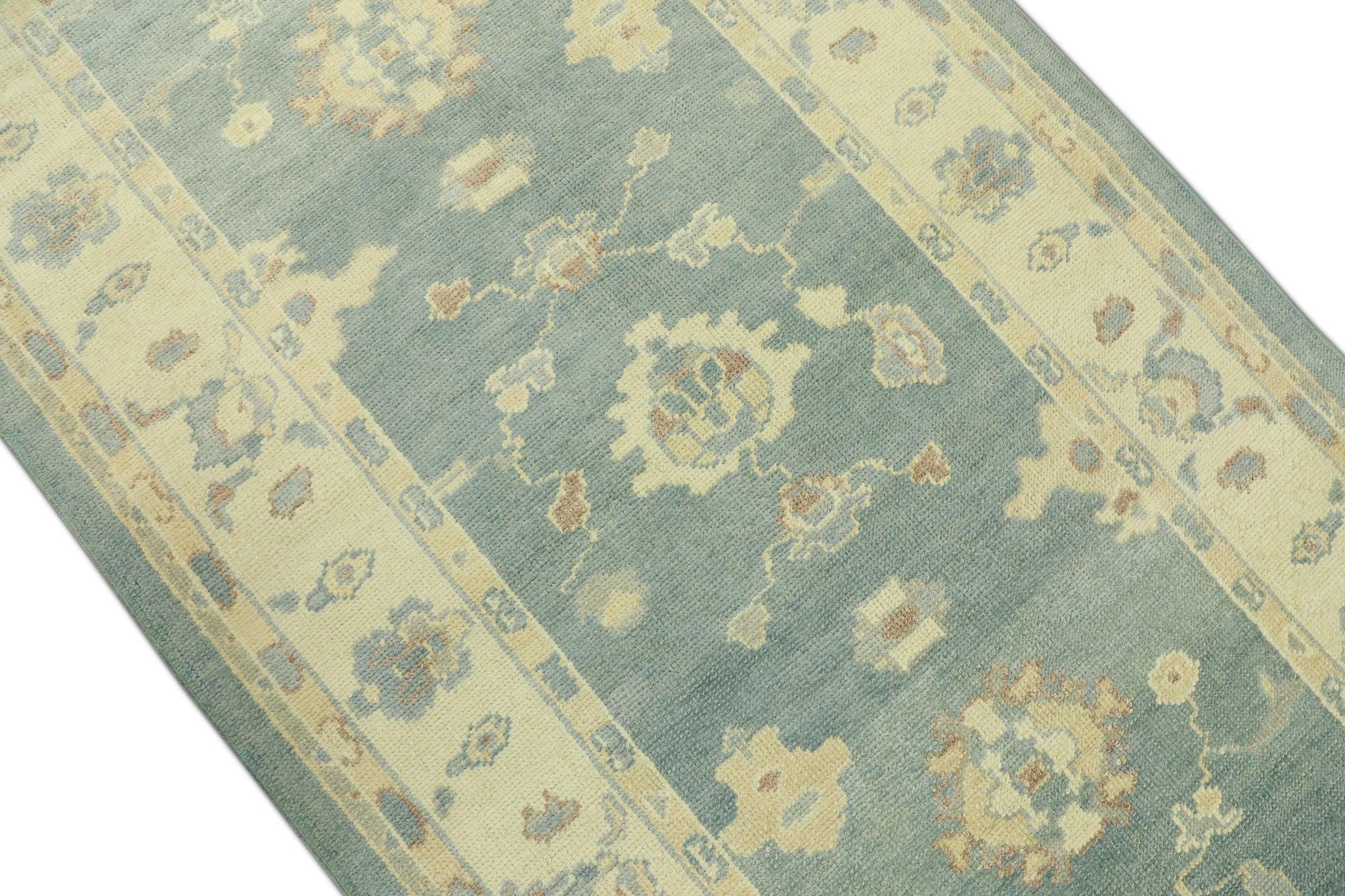 Dieser türkische Oushak-Teppich ist ein atemberaubendes Kunstwerk, das von erfahrenen Kunsthandwerkern mit traditionellen Techniken handgewebt wurde. Der Teppich weist komplizierte Muster und eine weiche Farbpalette auf, die durch die Verwendung
