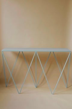 Mesa consola «Blue Haze Giraffe», de Jo Wilton and Mirka Grohn, hecha a mano en Gran Bretaña
