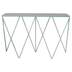 Mesa consola «Blue Haze Giraffe», de Jo Wilton and Mirka Grohn, hecha a mano en Gran Bretaña