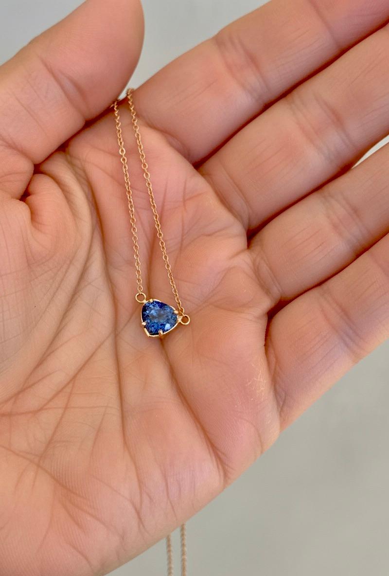 Collana con ciondolo di zaffiro di Ceylon blu a forma di cuore in oro rosa 18 carati in vendita 1