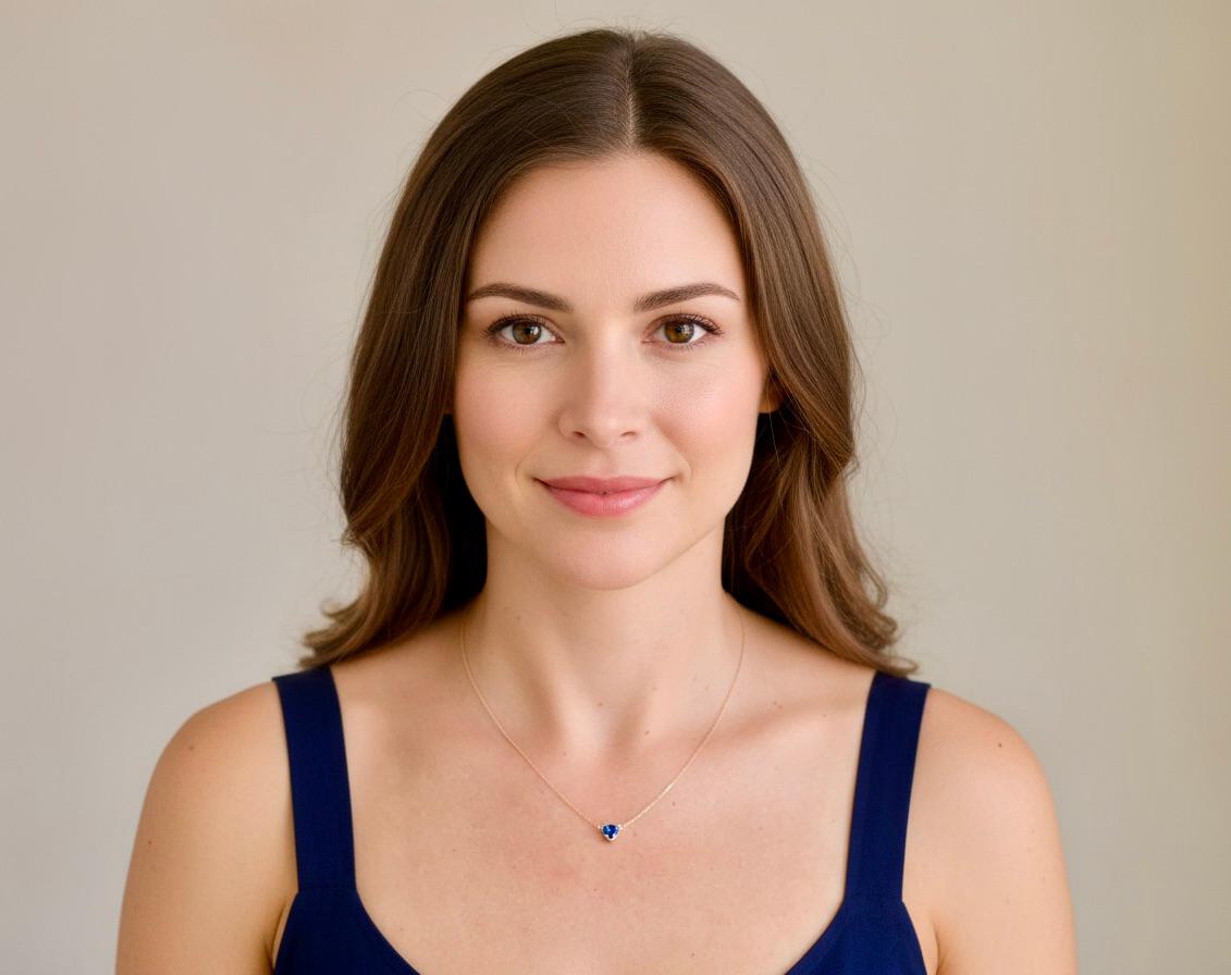 Artigiano Collana con ciondolo di zaffiro di Ceylon blu a forma di cuore in oro rosa 18 carati in vendita