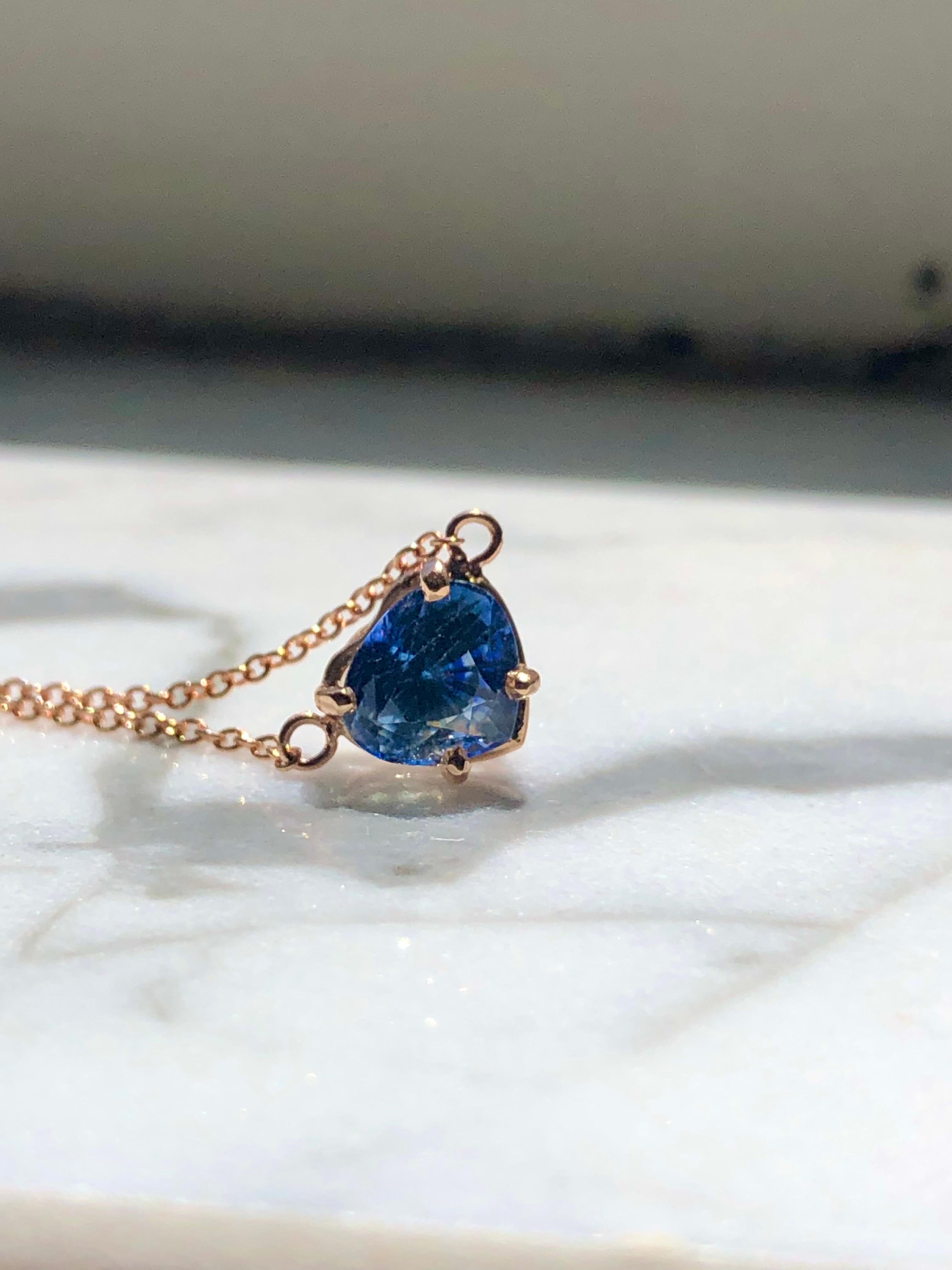 An estate vibrant blue heart shapes a natural Ceylon sapphire pendant necklace. 3.50-carat heart-shaped set pendant in 18k rose gold, the total length of the necklace is 18 inches. The Ceylon sapphire, which bears a colorless zoning(see pictures),