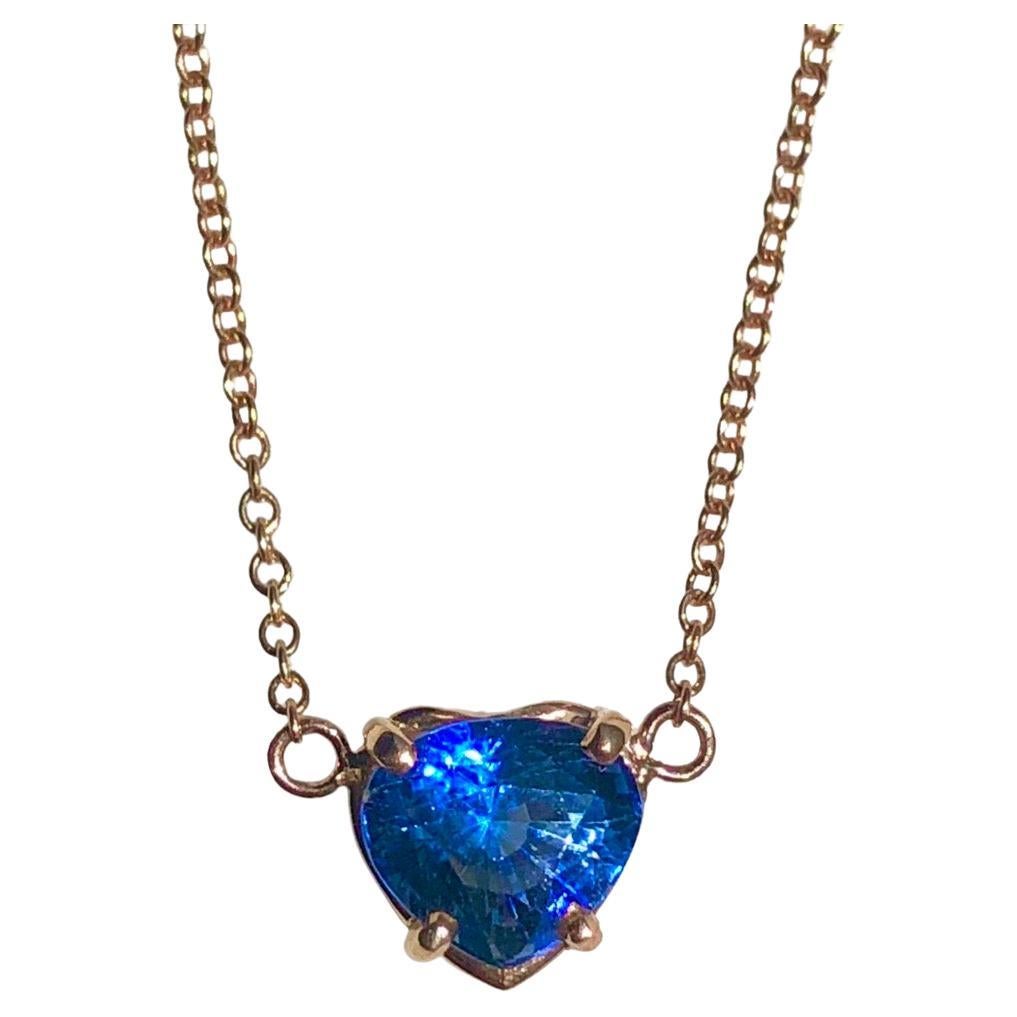 Collier pendentif en or rose 18 carats avec saphir bleu en forme de cœur de Ceylan