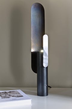 Lampe bleue signée par Adam Ruiz