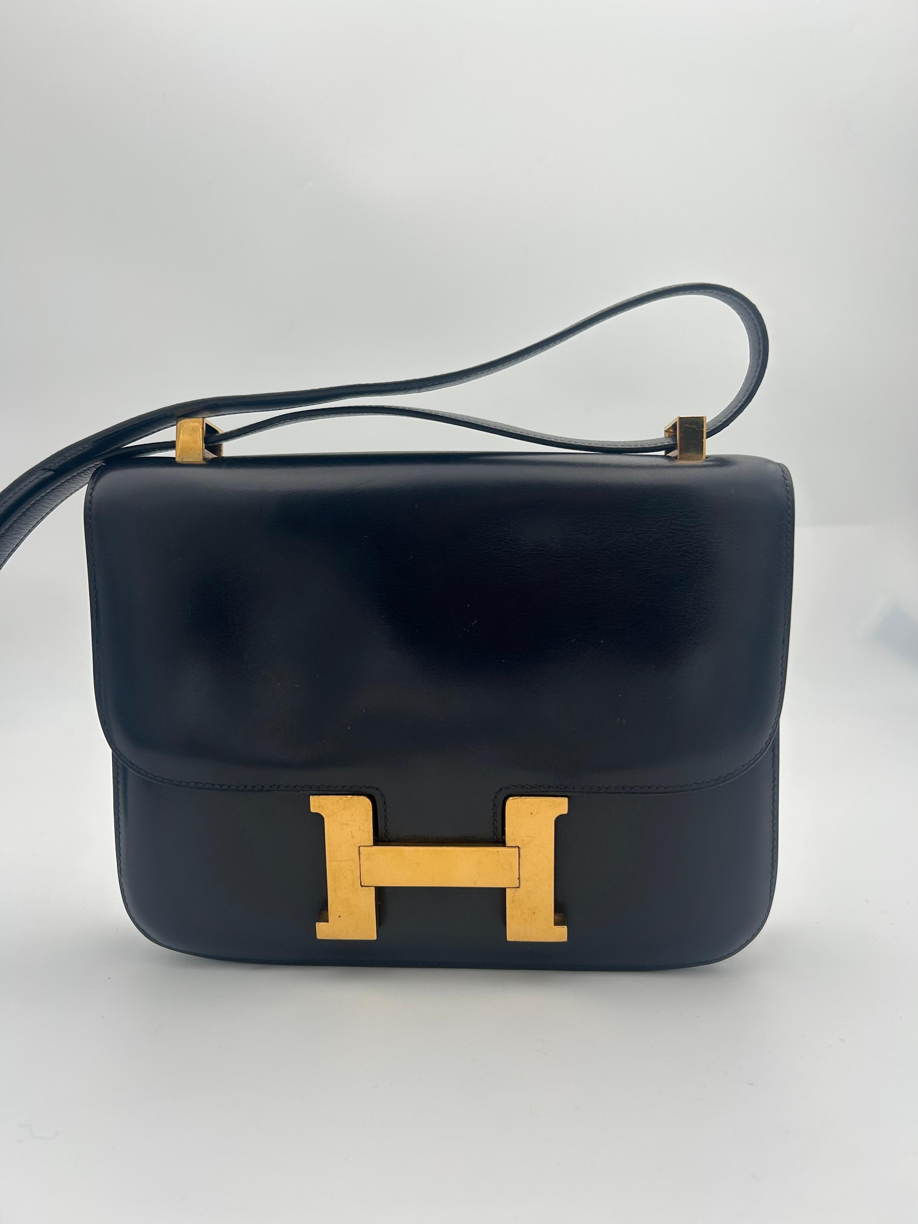 Le sac bleu Hermès Constance est l'une des pièces les plus convoitées de la gamme Hermès : un sac à bandoulière structuré et élégant, qui se distingue par sa silhouette épurée et son fermoir en 