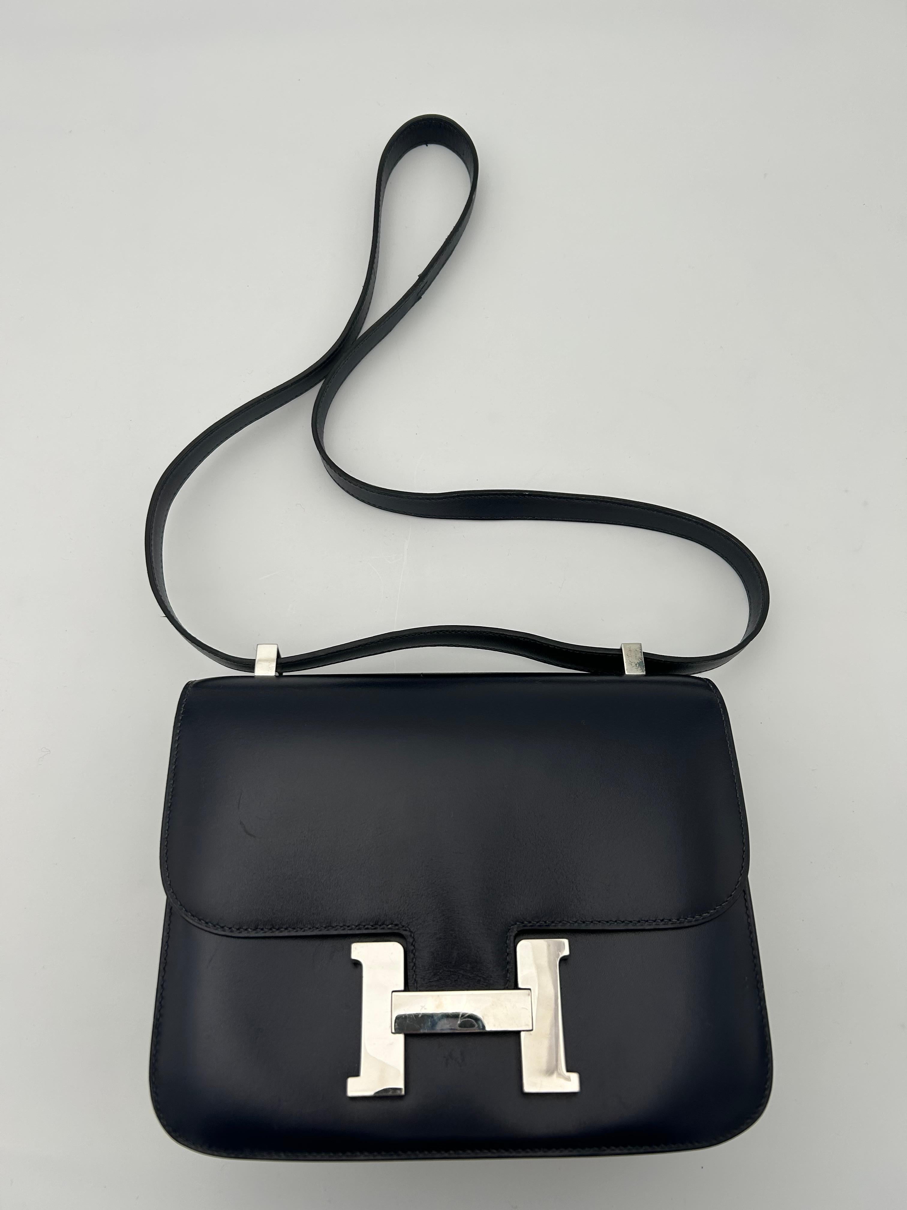 La borsa Constance Blue Hermès è uno dei pezzi più ambiti della linea Hermès: una borsa a tracolla strutturata ed elegante, definita dalla sua silhouette elegante e dall'iconica chiusura ad 