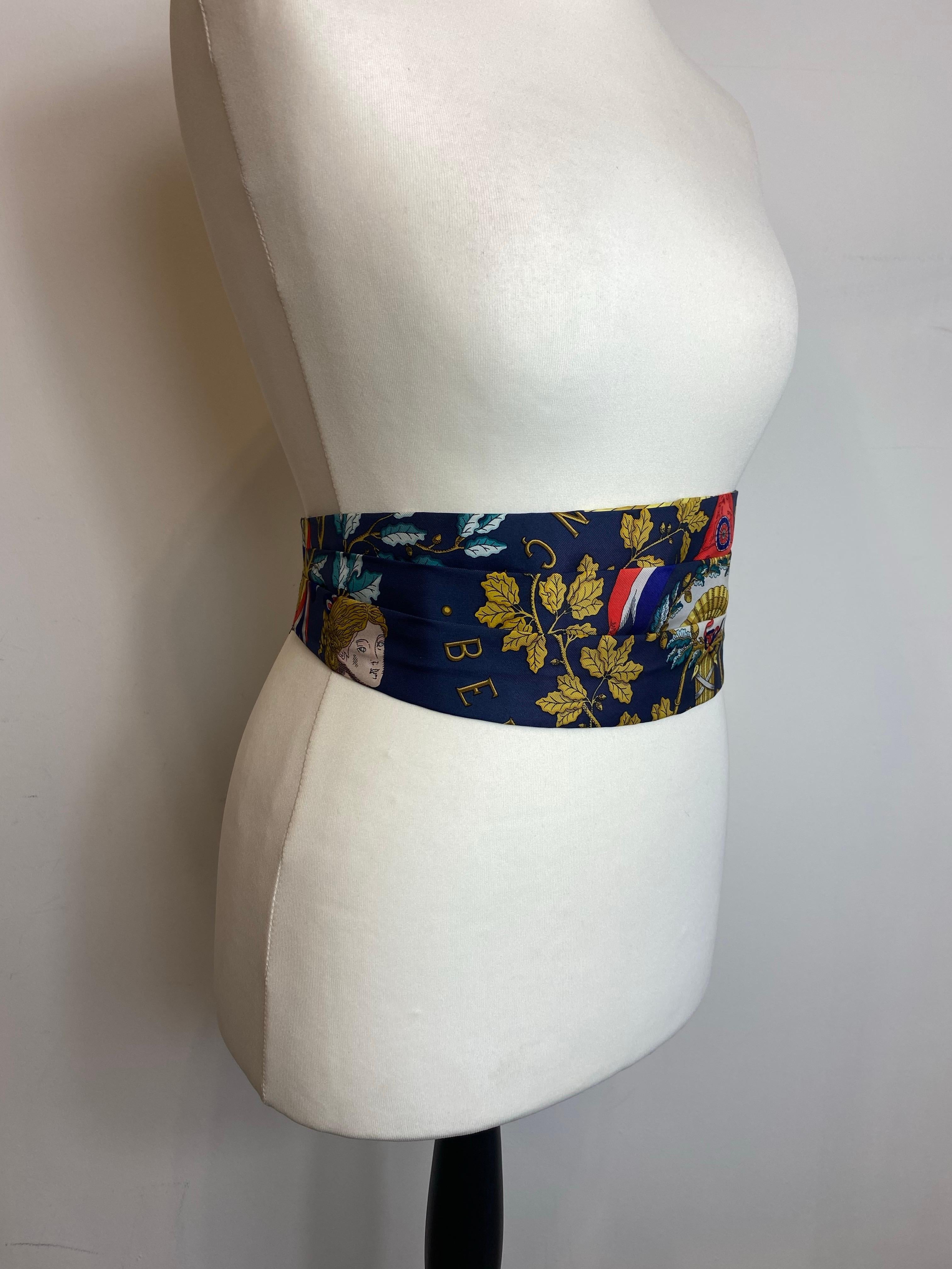 Blue Hermès-Paris patterned belt.
Size 44 F.
100% silk.
Maximum length: 88 cm.
Minimum length: 80 cm.
Excellent condition.