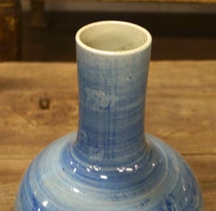 Blaue horizontale Vase mit gestreiftem Funnel-Halsmuster, China, zeitgenössisch