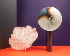 Horloge de table bleue signée par Adam Ruiz & Cyril Fuchs