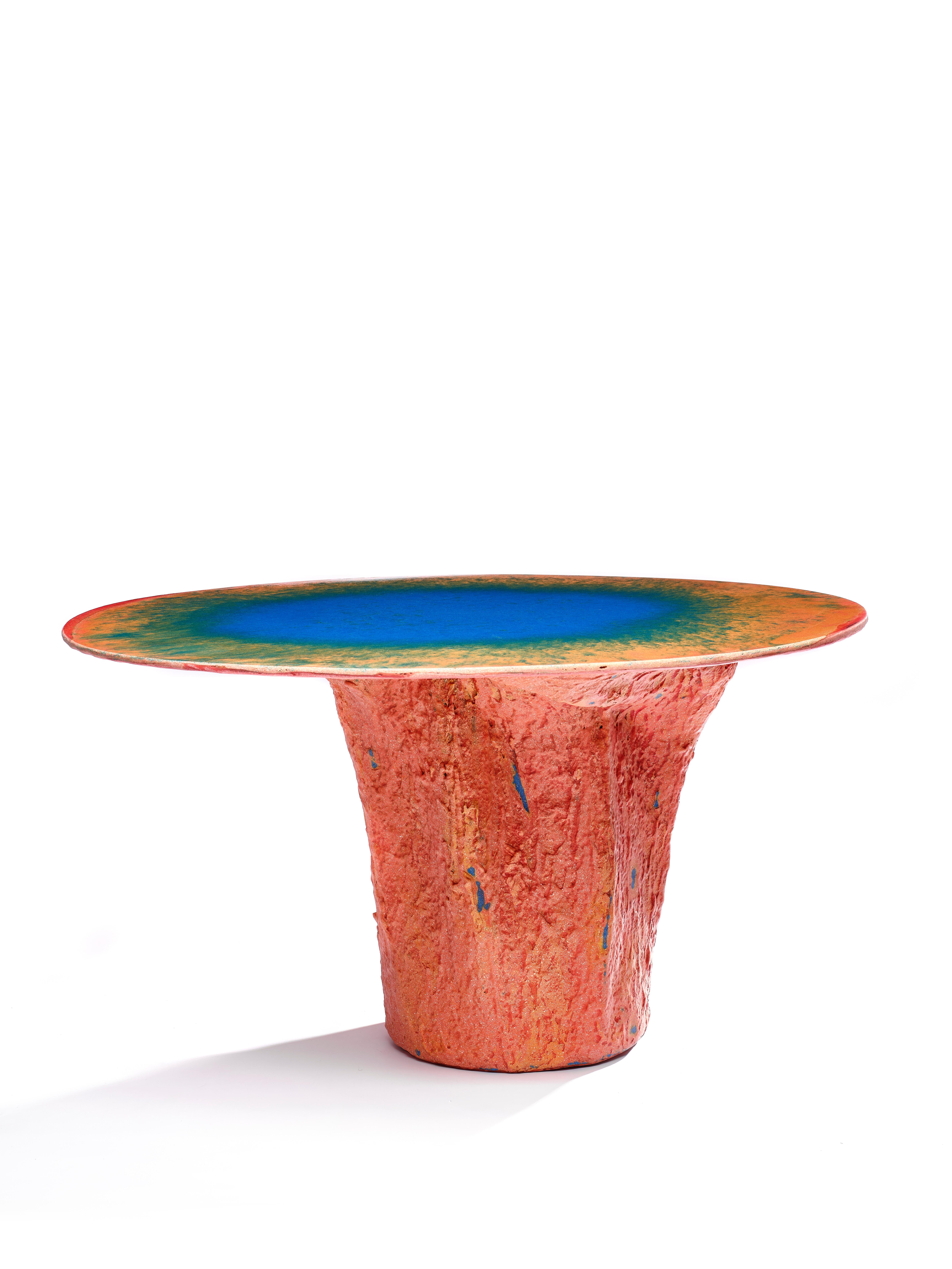 The blue in orange table from the Kernel series is a unique piece made entirely by hand by the designer. Completely built in Glebanite, a special blend of recycled and recyclable fiberglass. An artistic work of circular economy that takes care of
