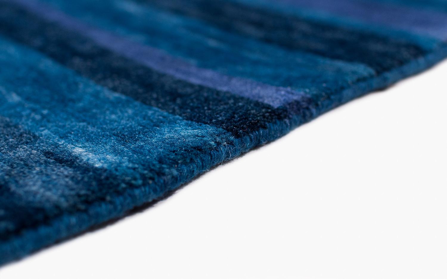 Handgefertigter Teppich aus Wolle mit blauen, indigoblauen Streifen und natürlichen Farbstoffen von Joseph Carini im Angebot 3