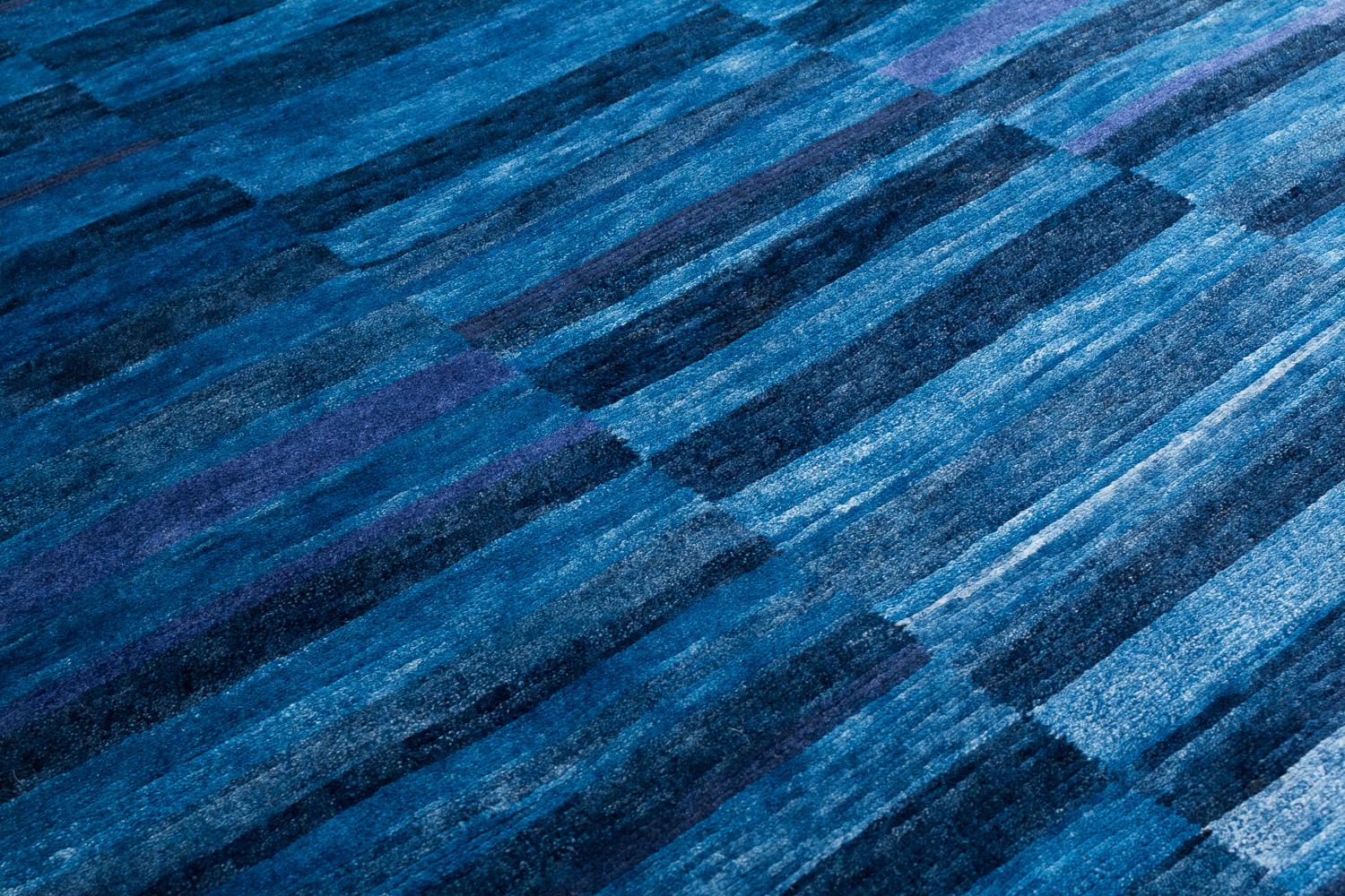Handgefertigter Teppich aus Wolle mit blauen, indigoblauen Streifen und natürlichen Farbstoffen von Joseph Carini im Angebot 5