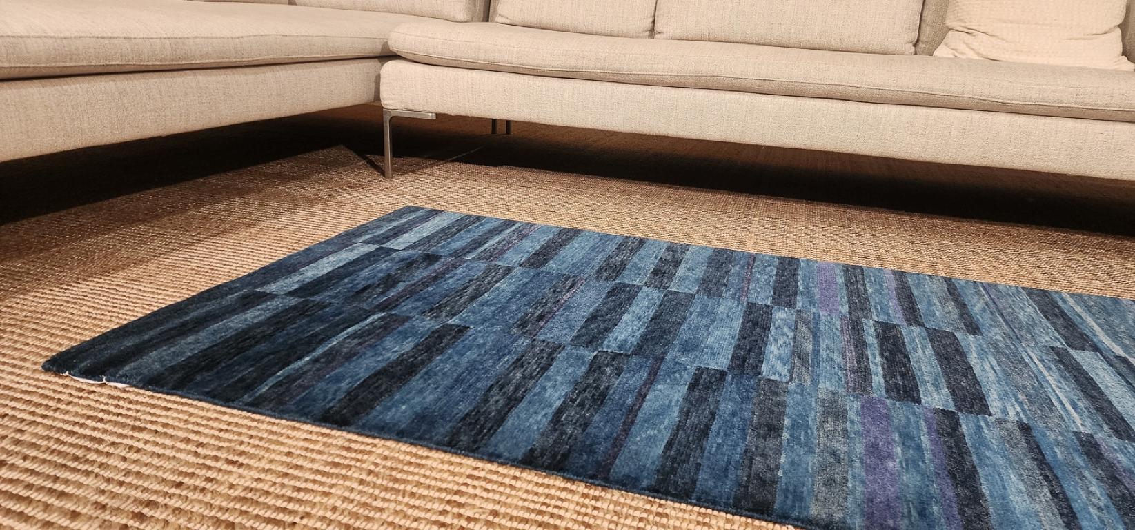 Handgefertigter Teppich aus Wolle mit blauen, indigoblauen Streifen und natürlichen Farbstoffen von Joseph Carini im Angebot 6
