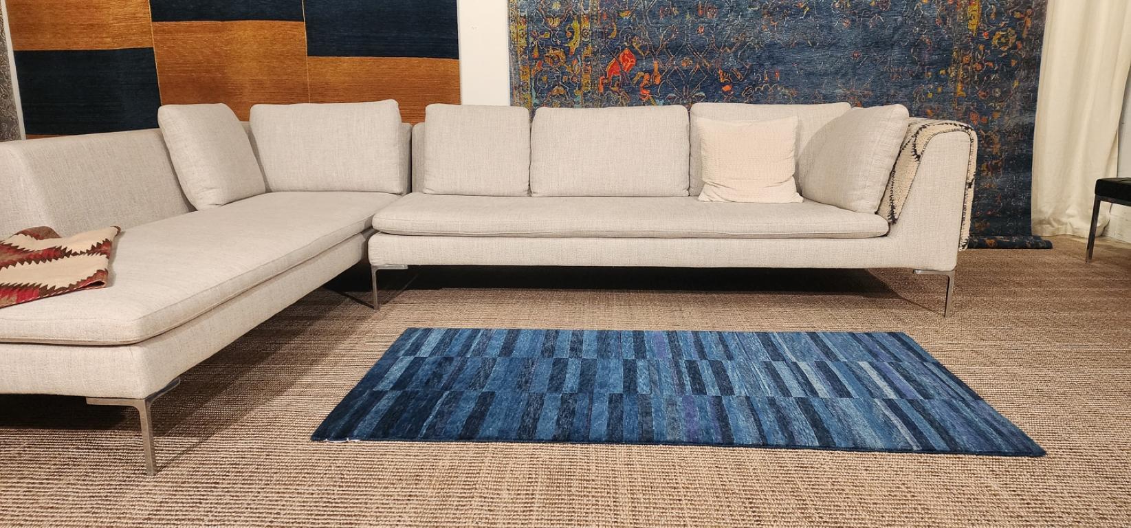 Handgefertigter Teppich aus Wolle mit blauen, indigoblauen Streifen und natürlichen Farbstoffen von Joseph Carini im Angebot 8