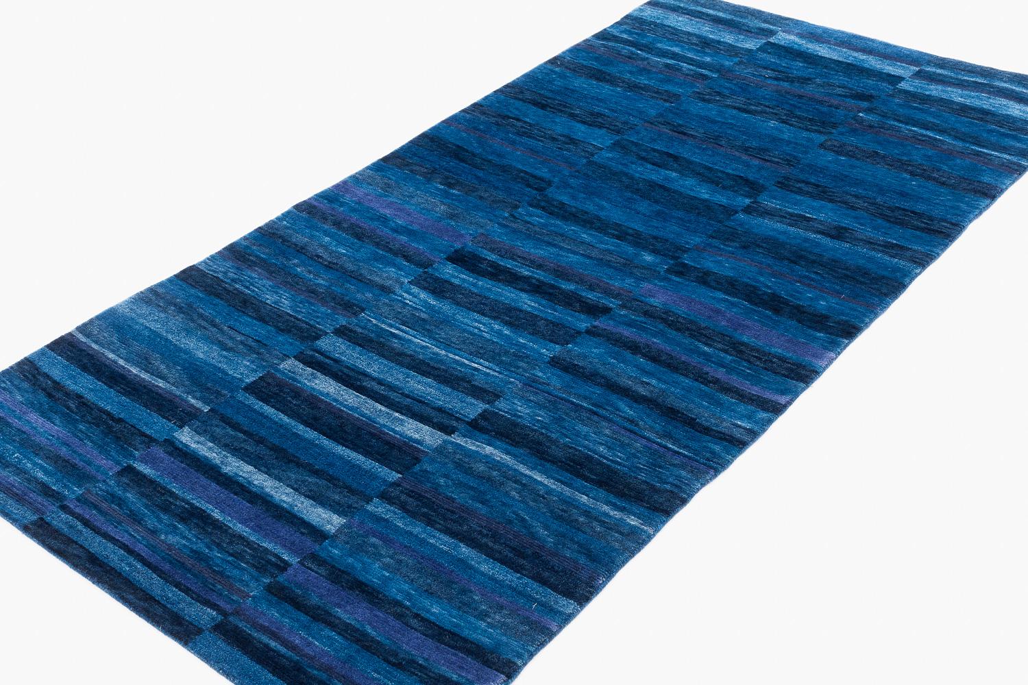 Handgefertigter Teppich aus Wolle mit blauen, indigoblauen Streifen und natürlichen Farbstoffen von Joseph Carini (Organische Moderne) im Angebot