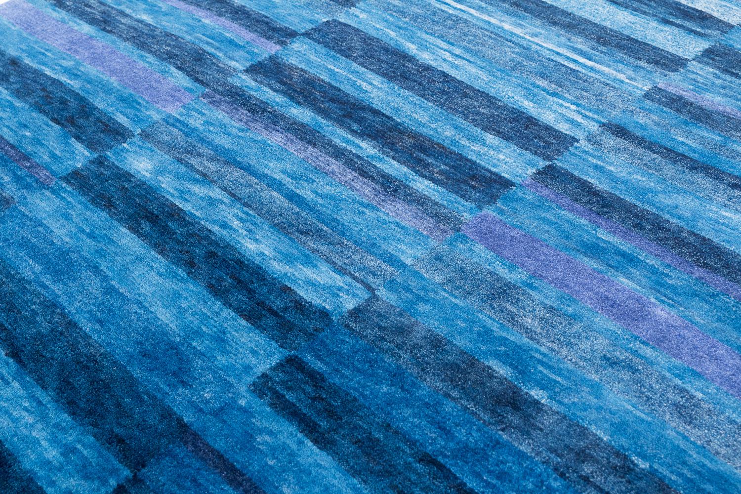 Handgefertigter Teppich aus Wolle mit blauen, indigoblauen Streifen und natürlichen Farbstoffen von Joseph Carini (Nepalesisch) im Angebot