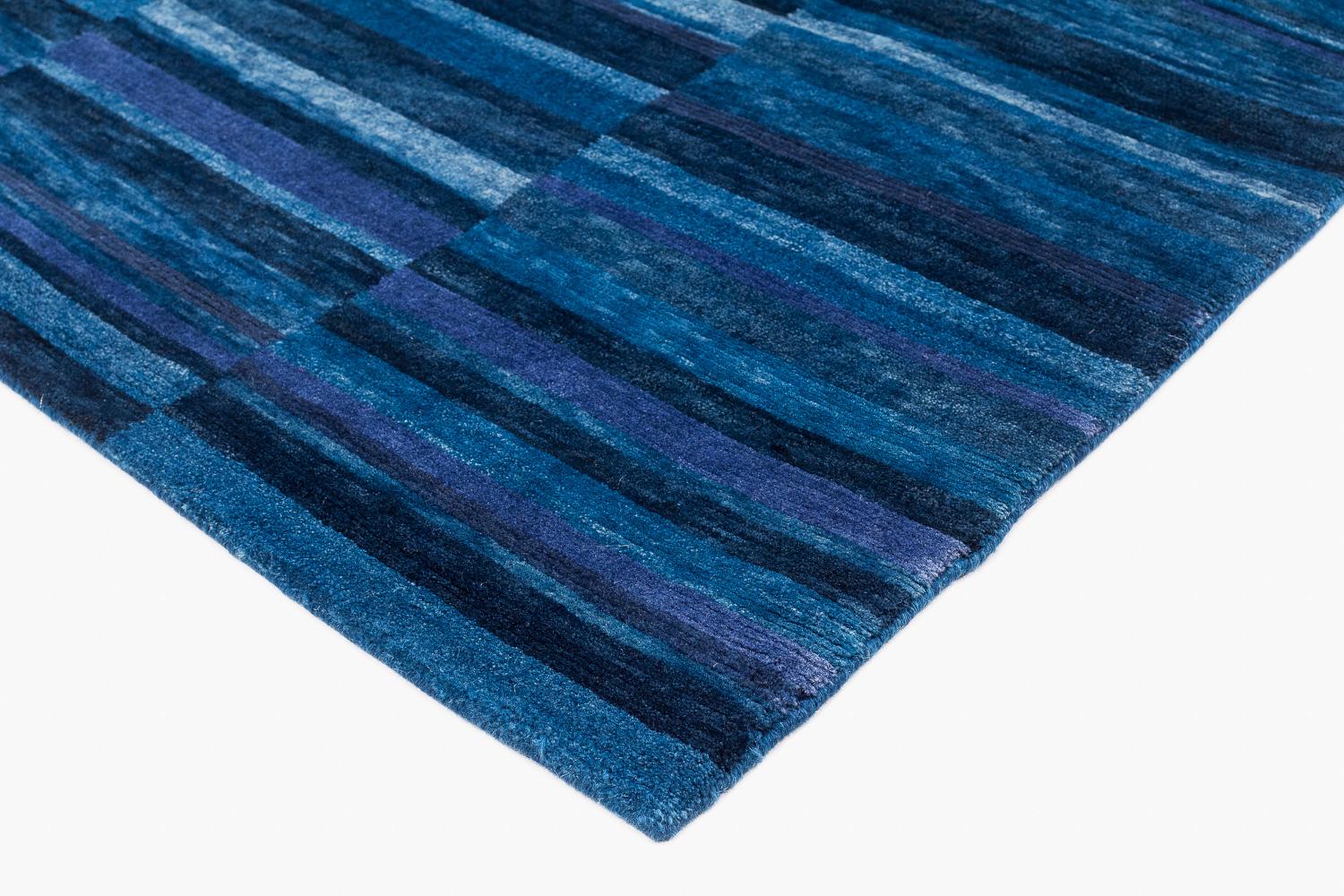 Handgefertigter Teppich aus Wolle mit blauen, indigoblauen Streifen und natürlichen Farbstoffen von Joseph Carini (21. Jahrhundert und zeitgenössisch) im Angebot