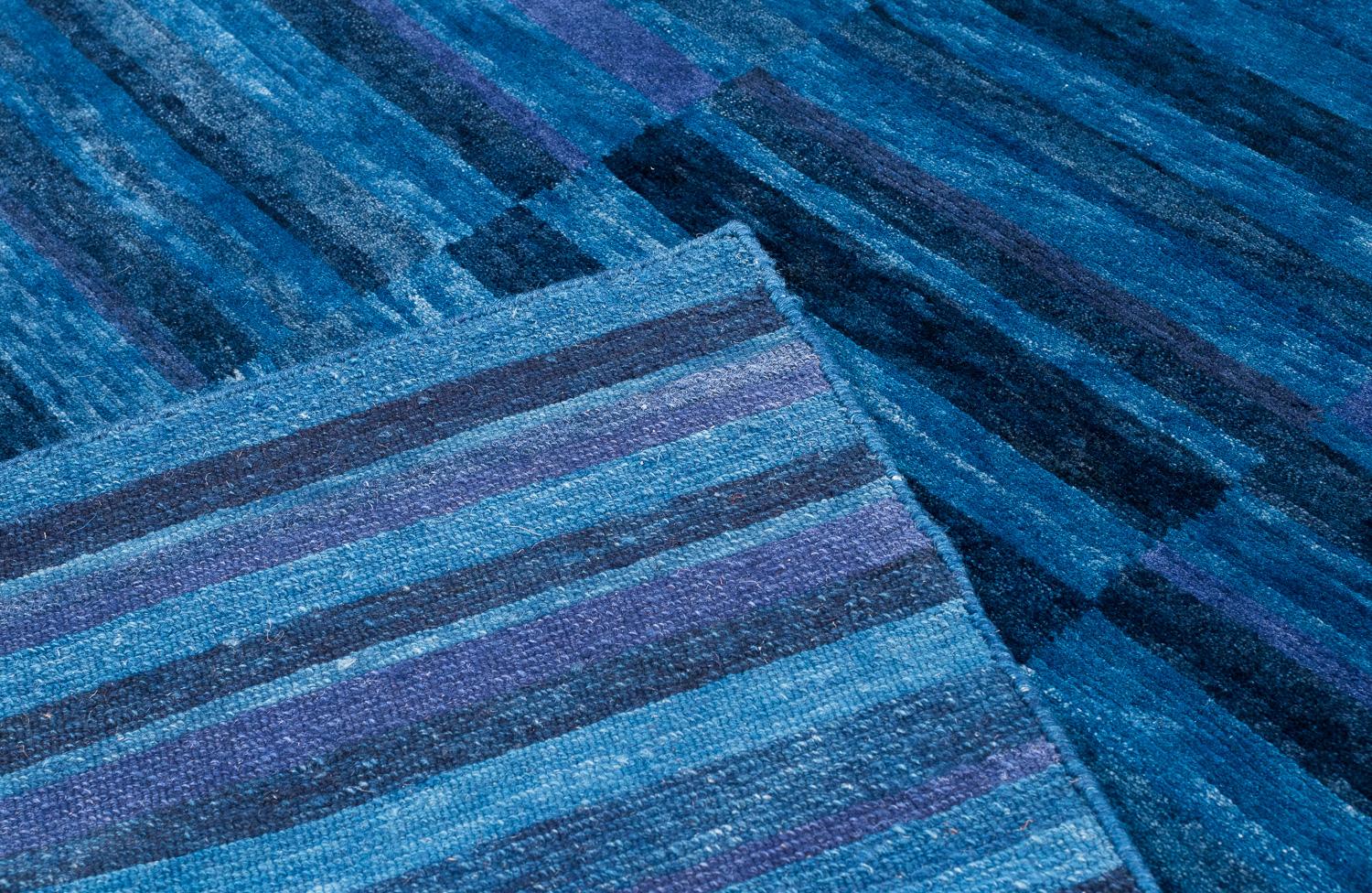 Handgefertigter Teppich aus Wolle mit blauen, indigoblauen Streifen und natürlichen Farbstoffen von Joseph Carini im Angebot 1