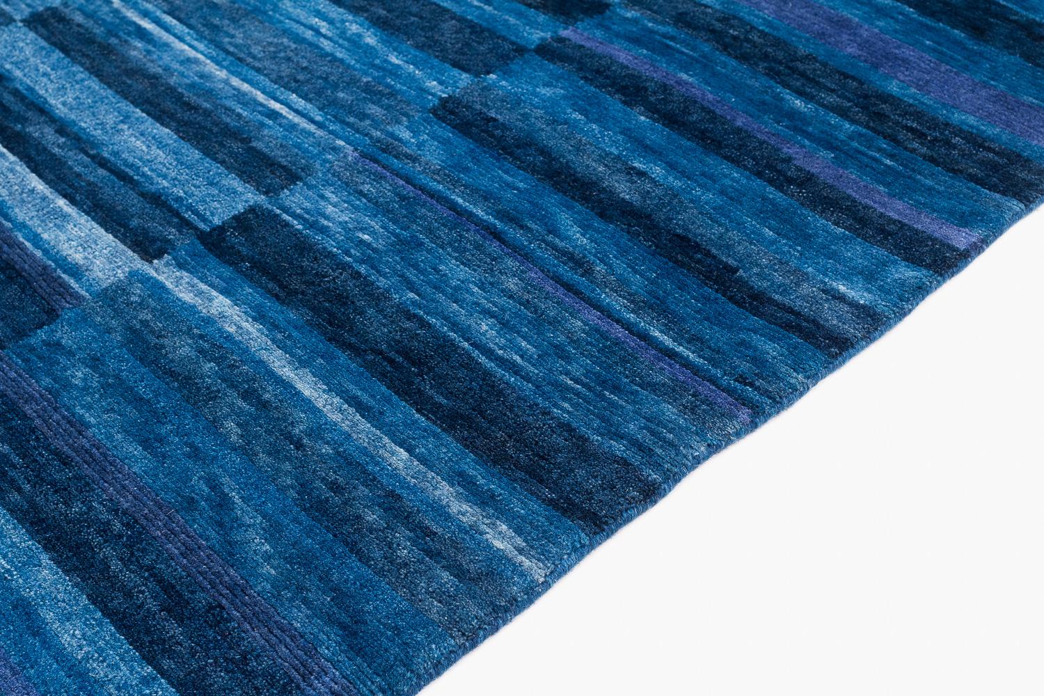 Handgefertigter Teppich aus Wolle mit blauen, indigoblauen Streifen und natürlichen Farbstoffen von Joseph Carini im Angebot 2