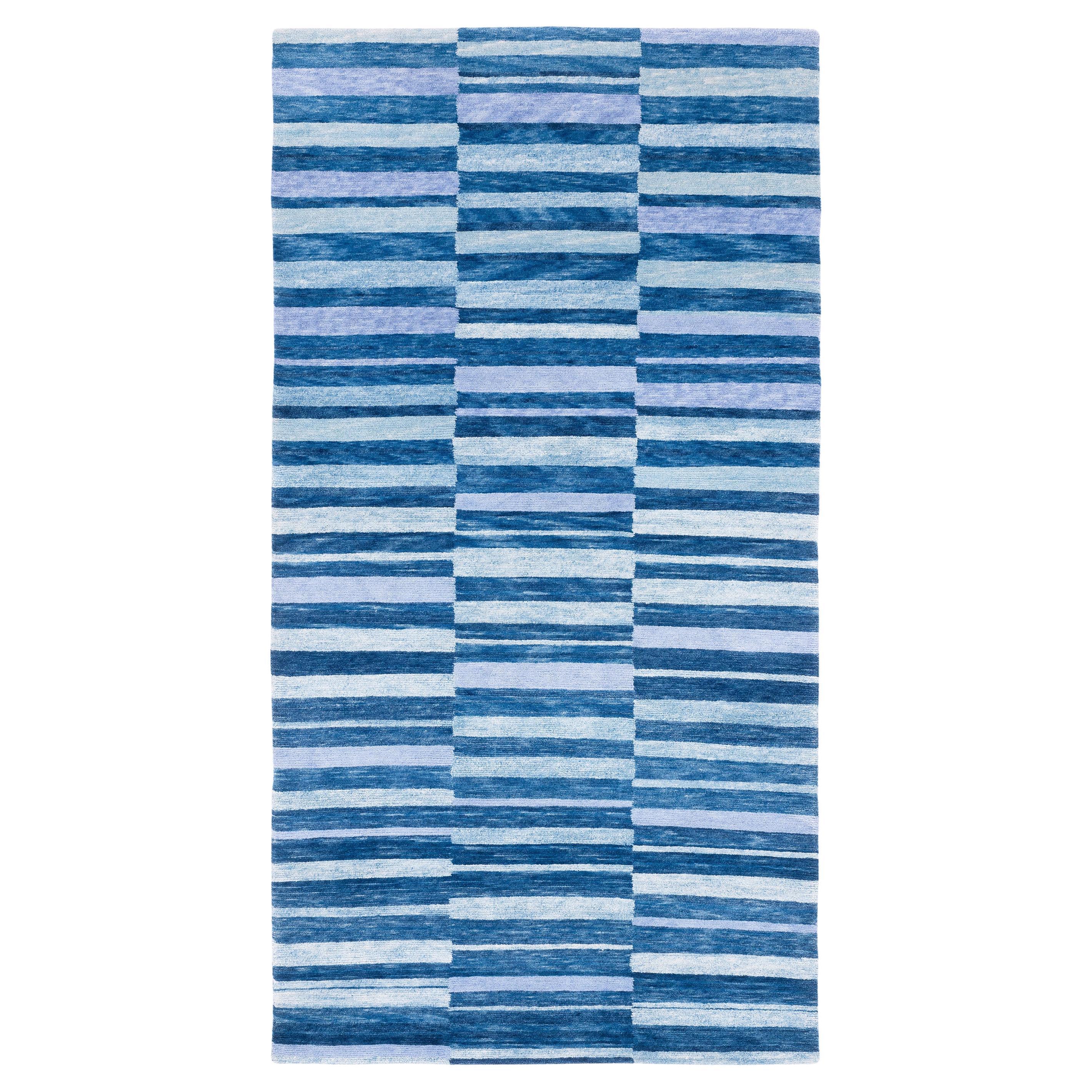 Alfombra de lana azul con rayas índigo de tinte natural hecha a mano by Joseph Carini