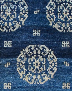 Antiker blau-indigoblauer tibetischer Khadenteppich mit Pfingstrosen, Ende 19.