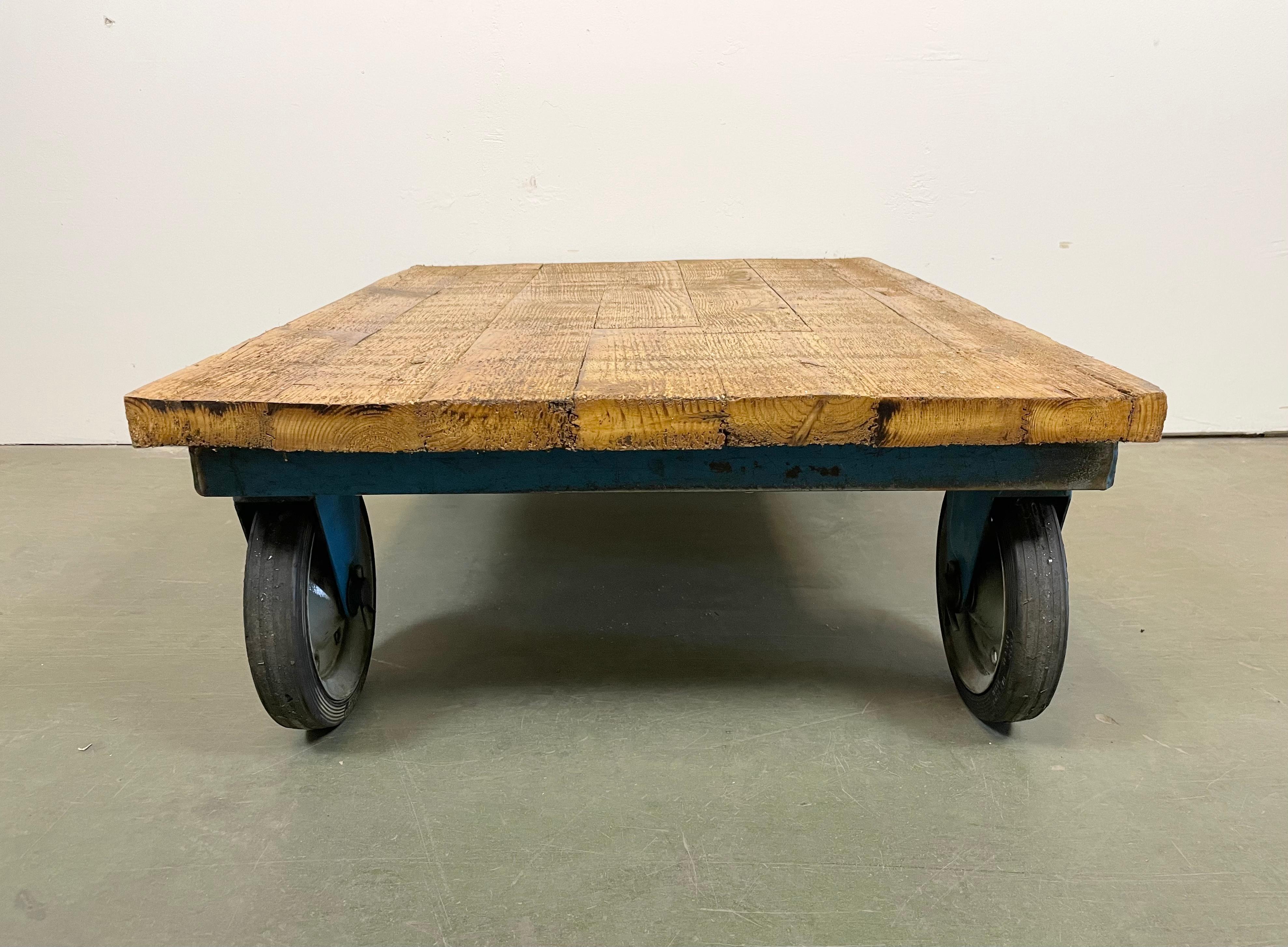 Chariot de table basse industriel bleu, années 1960 en vente 3