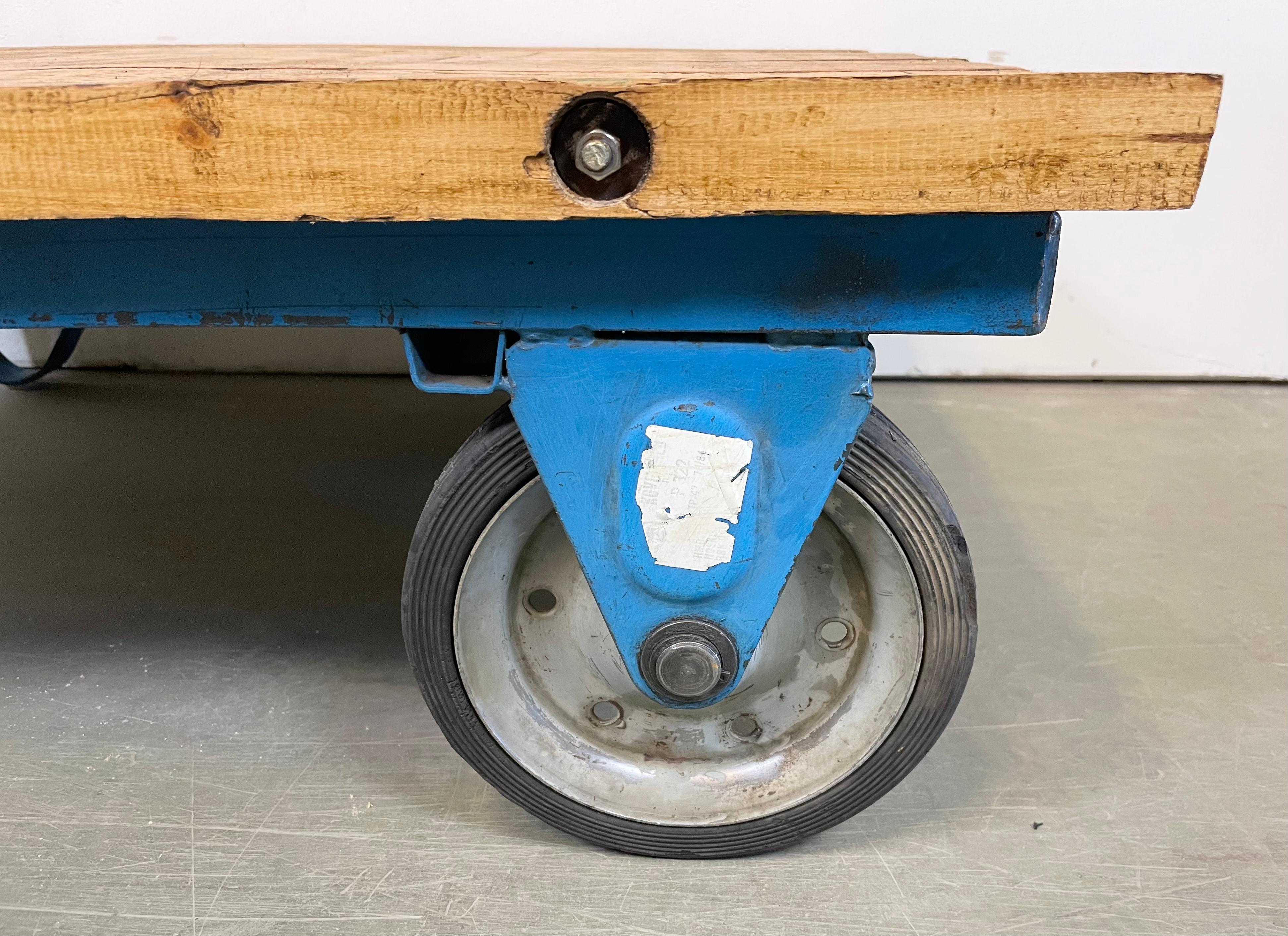 20ième siècle Chariot de table basse industriel bleu, années 1960 en vente