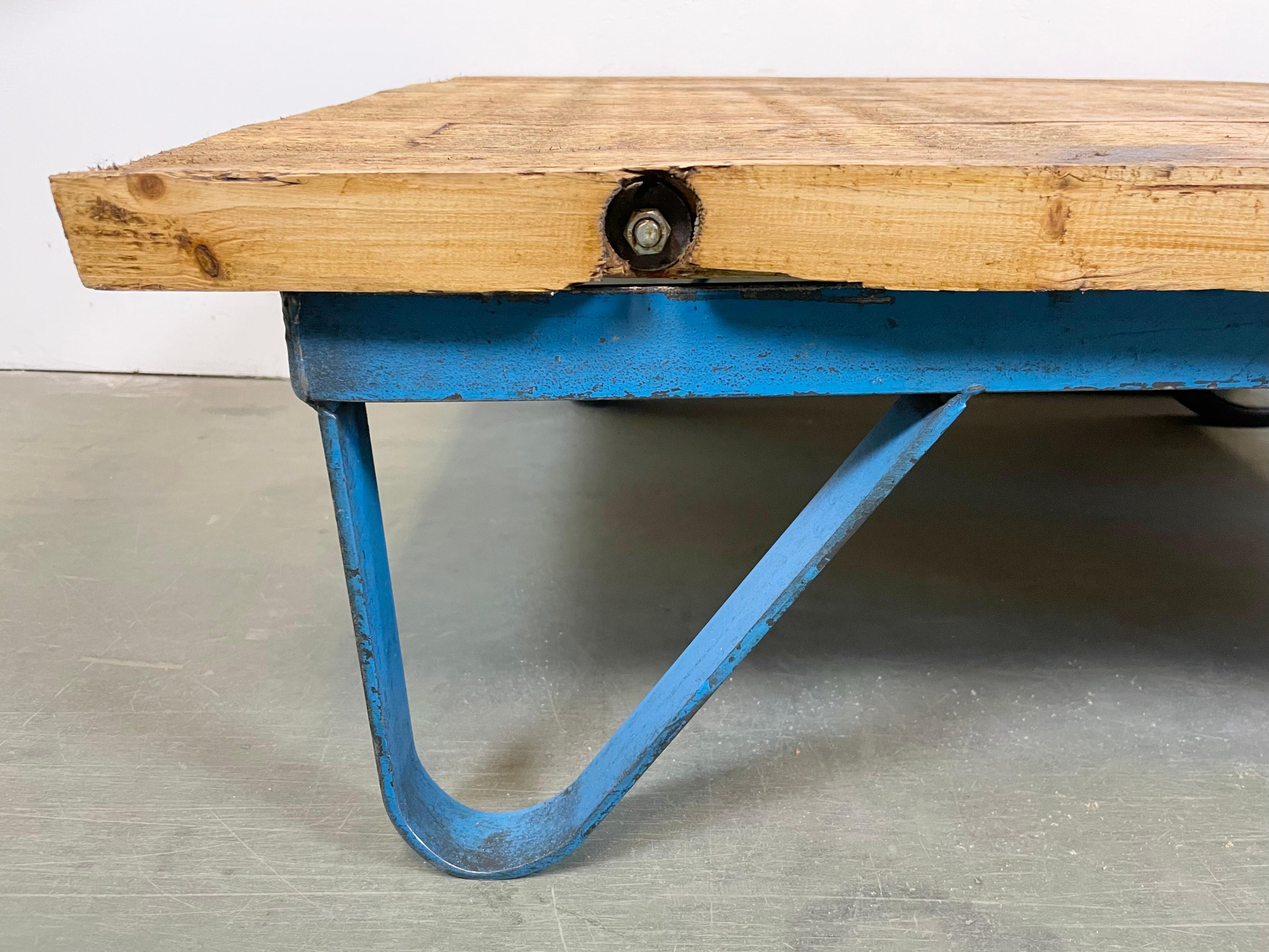 Fer Chariot de table basse industriel bleu, années 1960 en vente