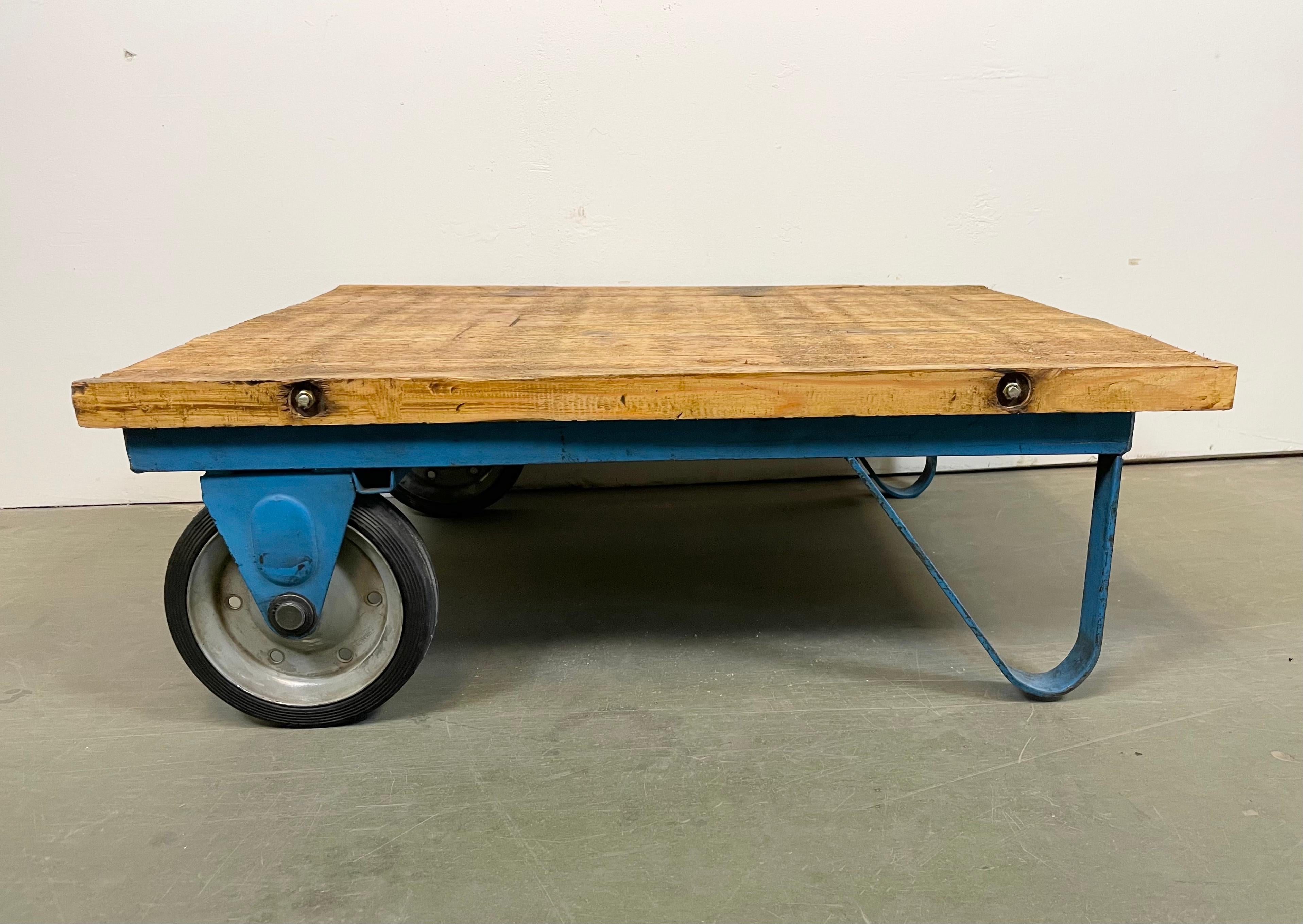 Chariot de table basse industriel bleu, années 1960 en vente 2