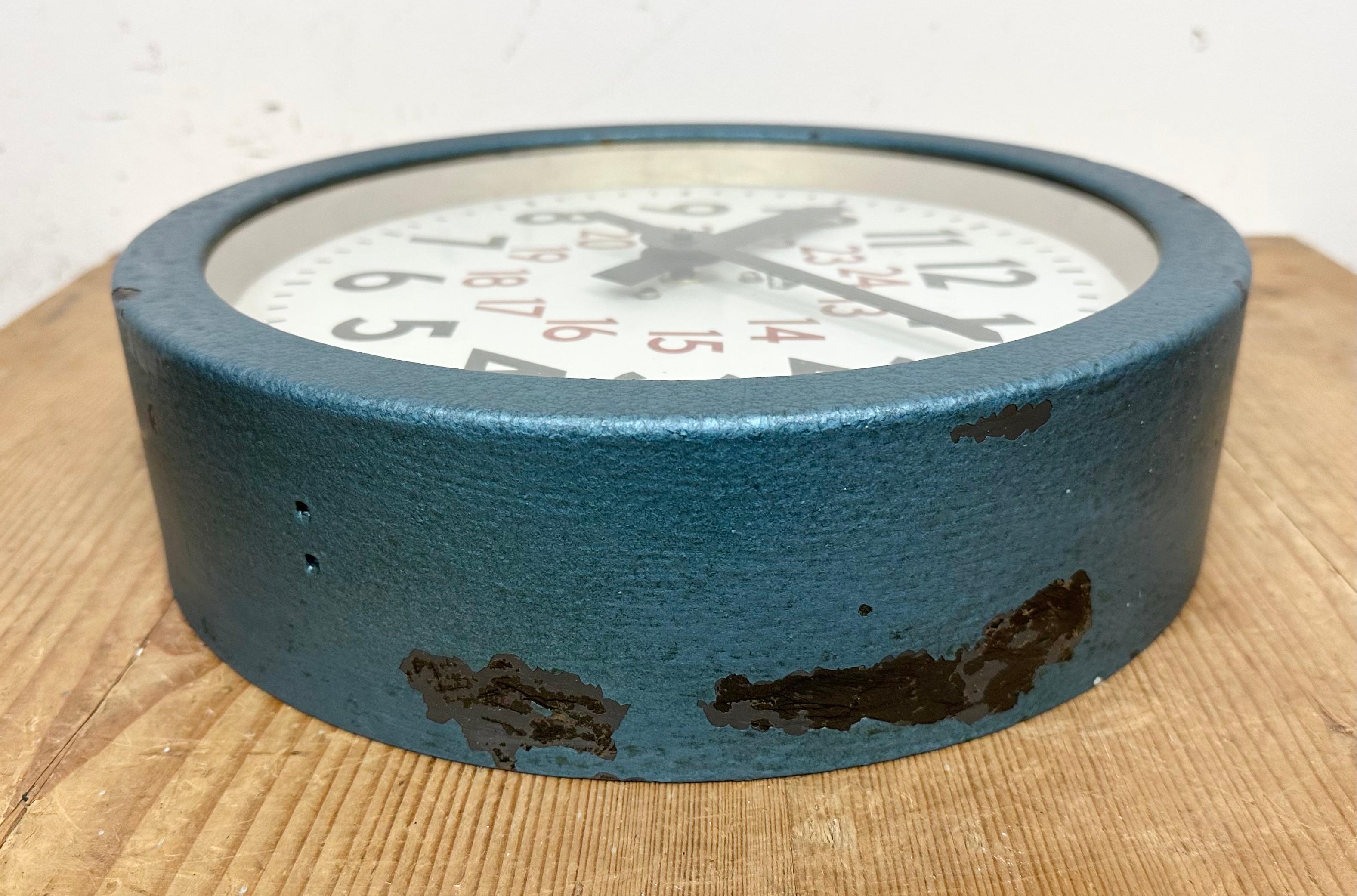Horloge murale d'usine industrielle bleue d'Hermès, années 1960 en vente 4
