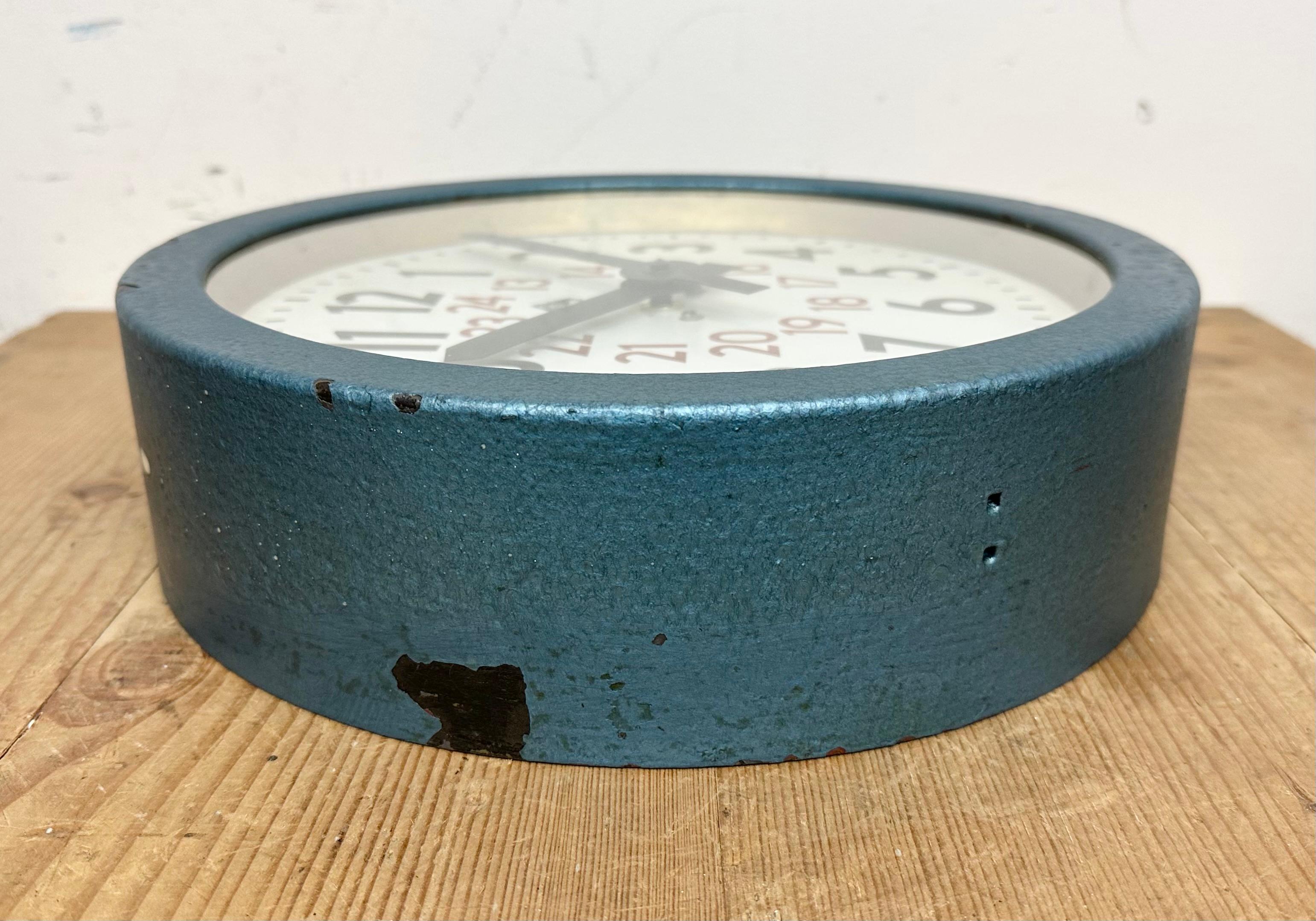 Horloge murale d'usine industrielle bleue d'Hermès, années 1960 en vente 7