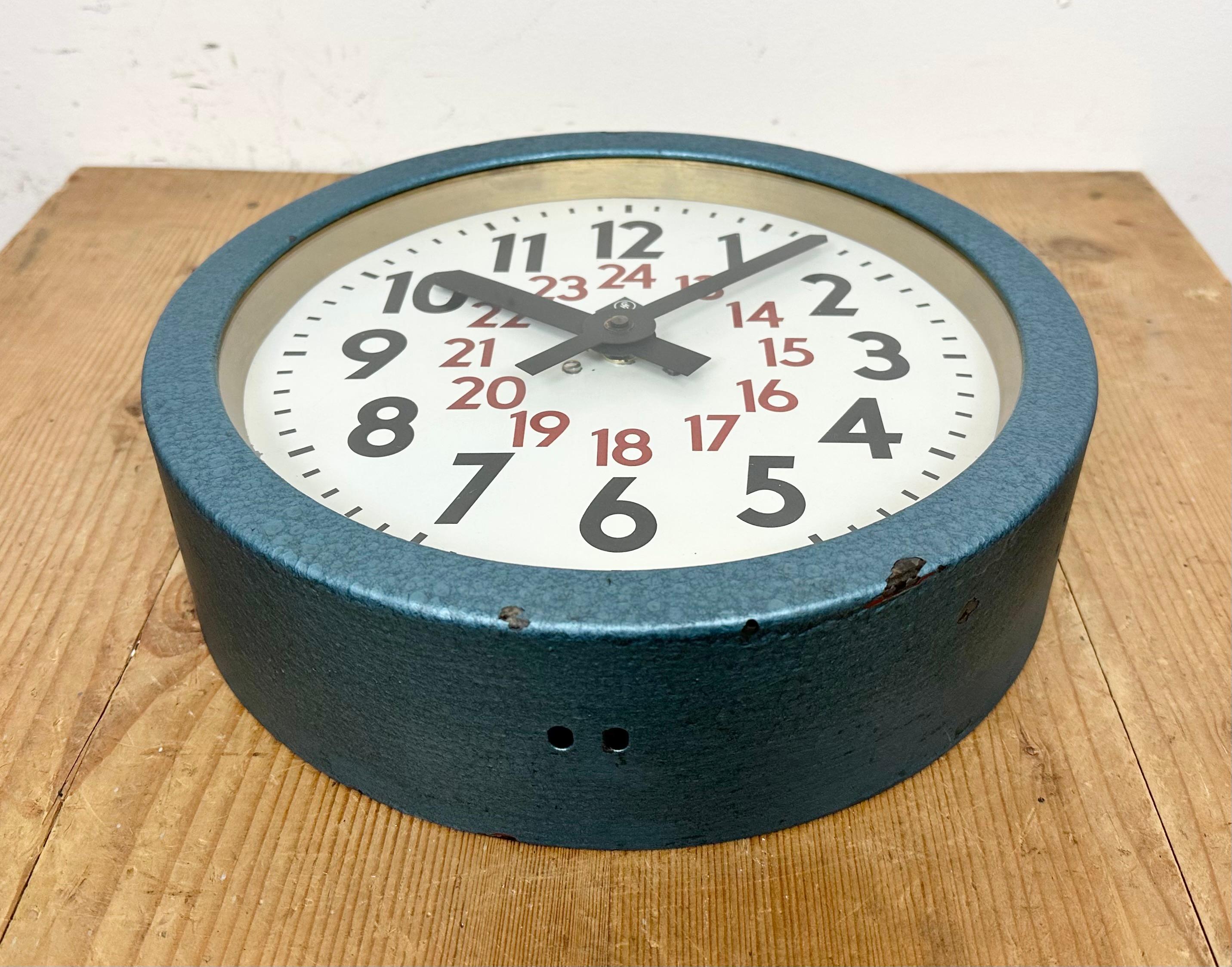 Verre Horloge murale d'usine industrielle bleue d'Hermès, années 1960 en vente