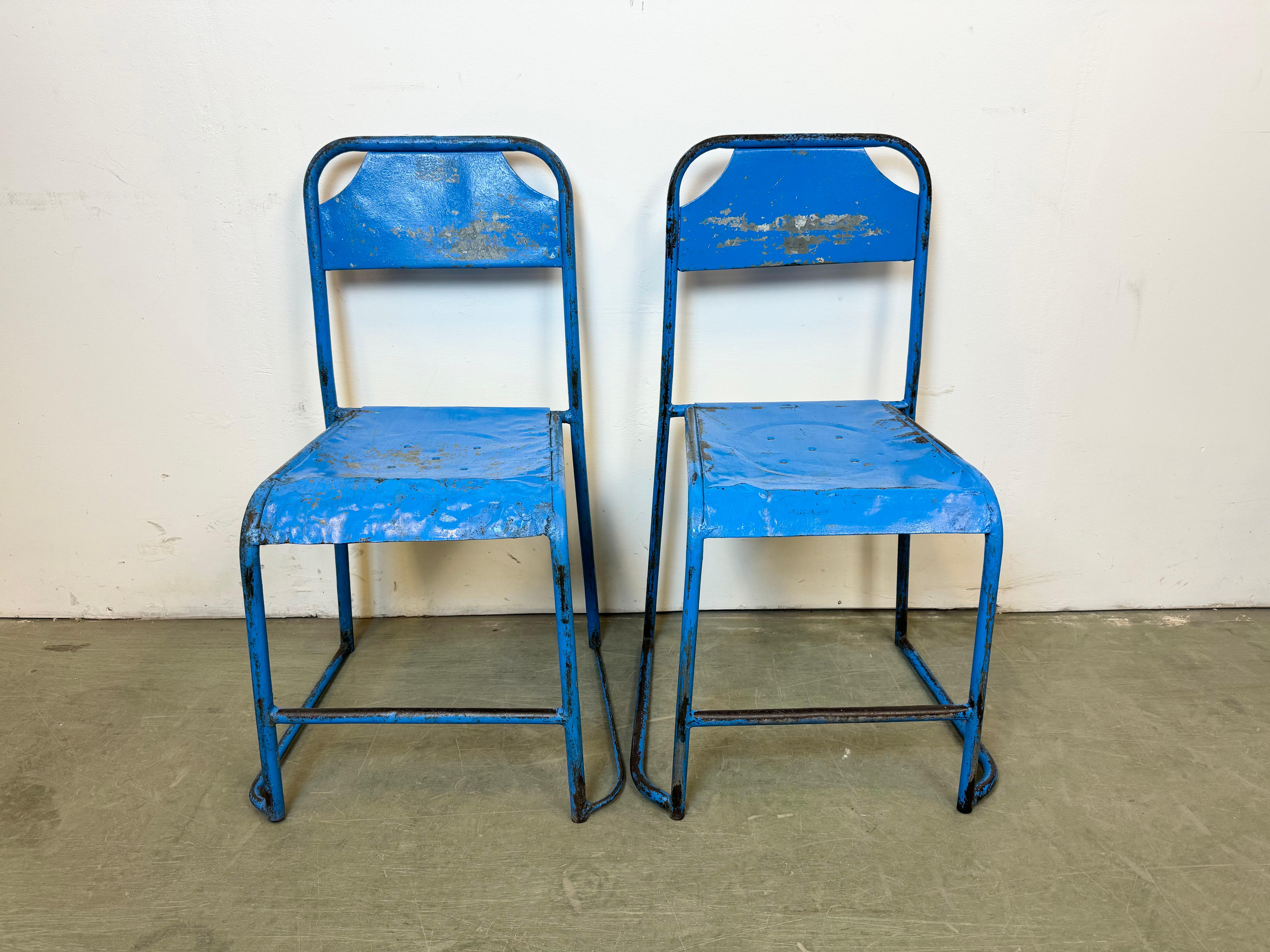 - Chaise en fer Vintage Industrial
- Fabriqué dans l'ancienne Tchécoslovaquie dans les années 1950
- Le poids de la chaise est de 4 kg.