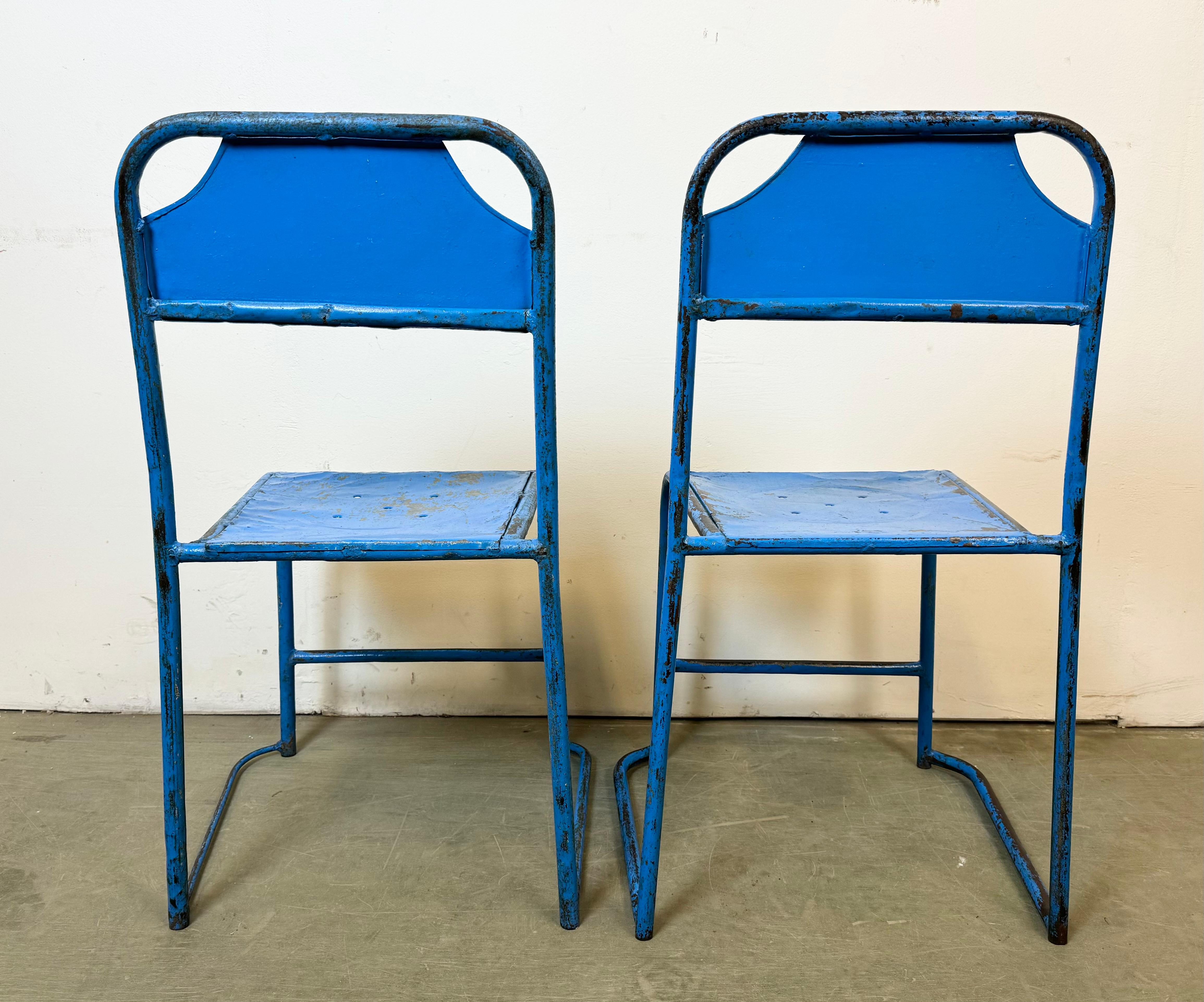 Blaue industrielle Eisenstühle, 2er-Set, 1950er-Jahre (20. Jahrhundert) im Angebot