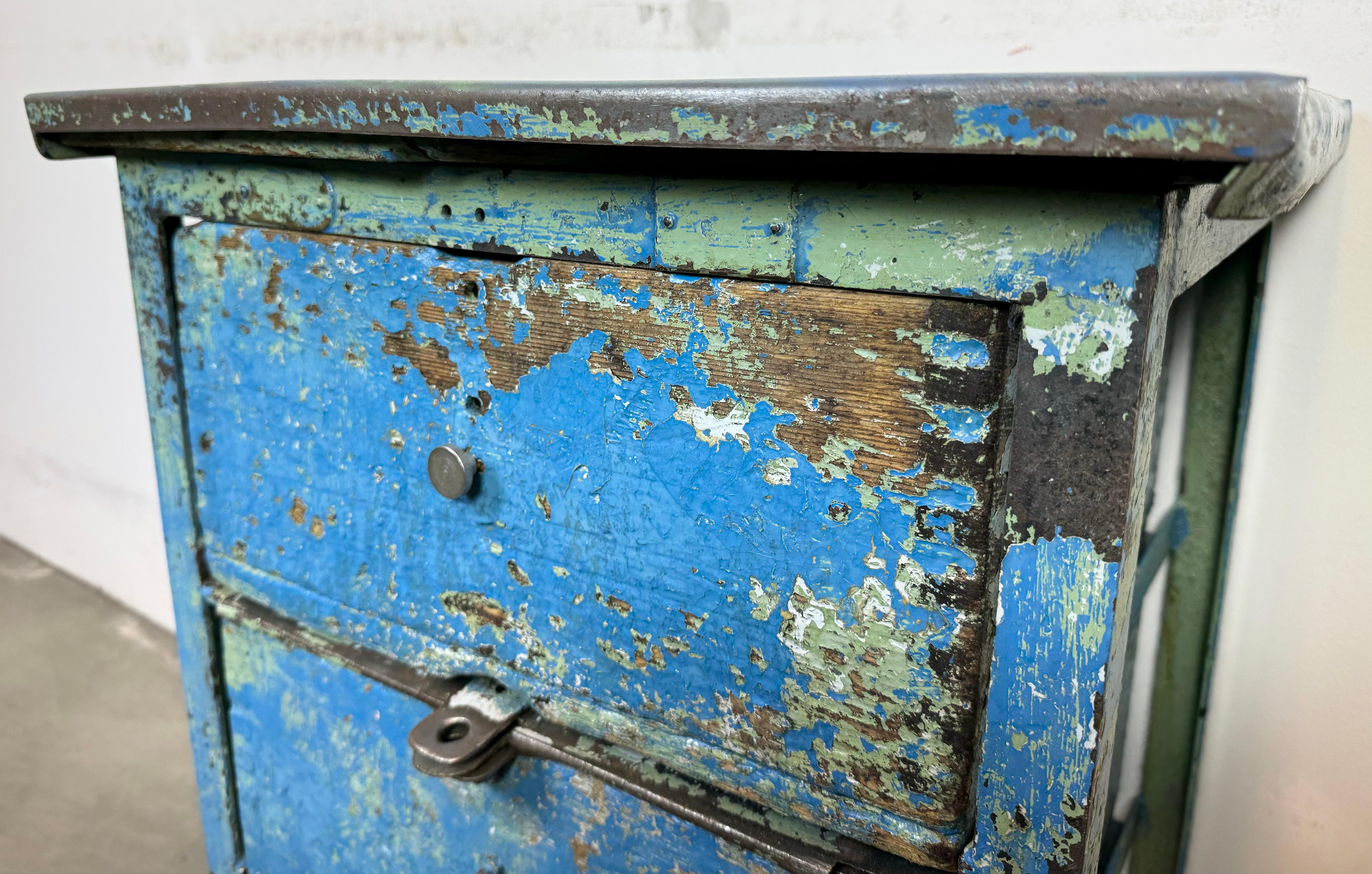 Cassettiera industriale in ferro blu, anni '50 in vendita 3