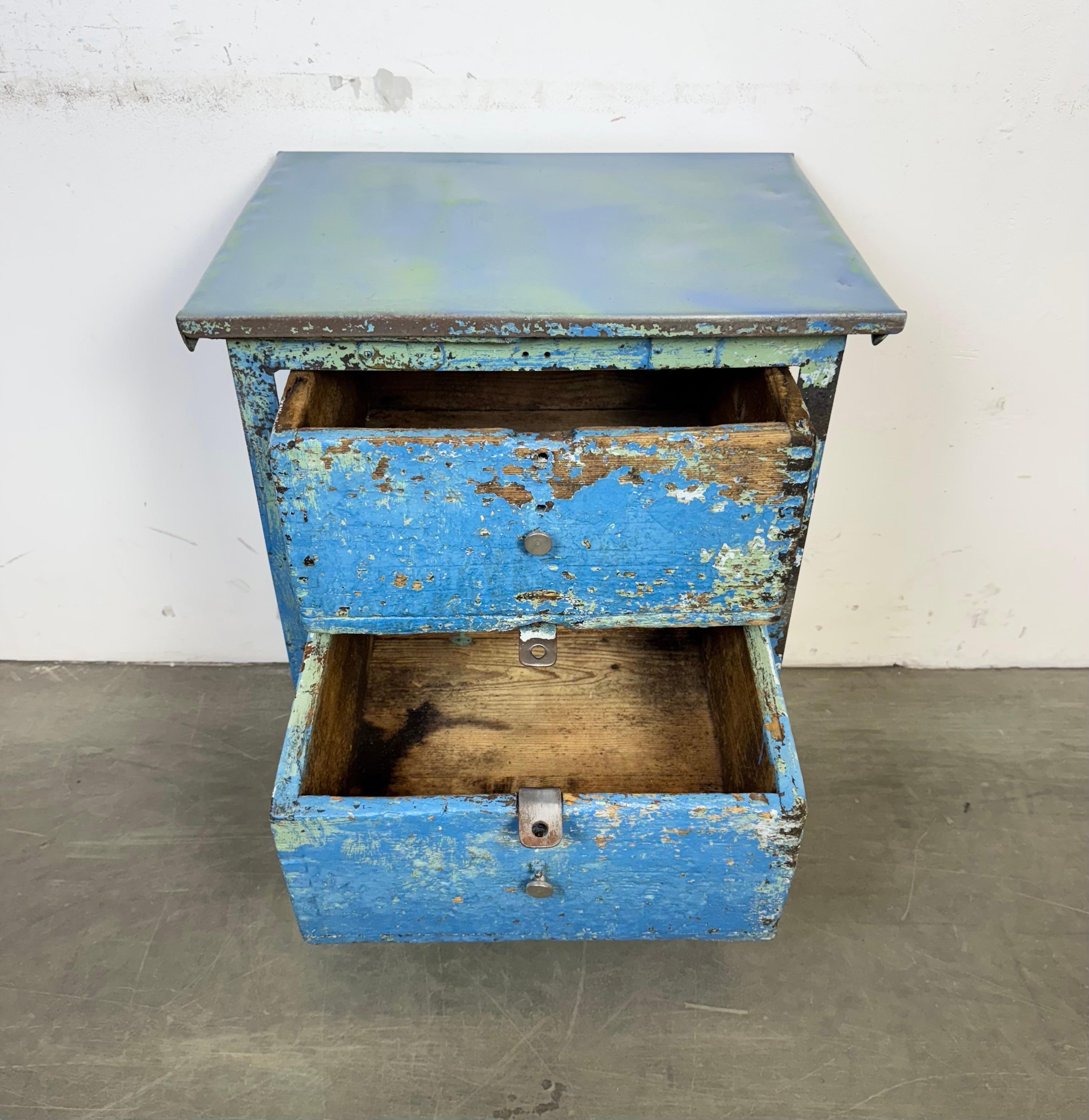 Cassettiera industriale in ferro blu, anni '50 in vendita 4