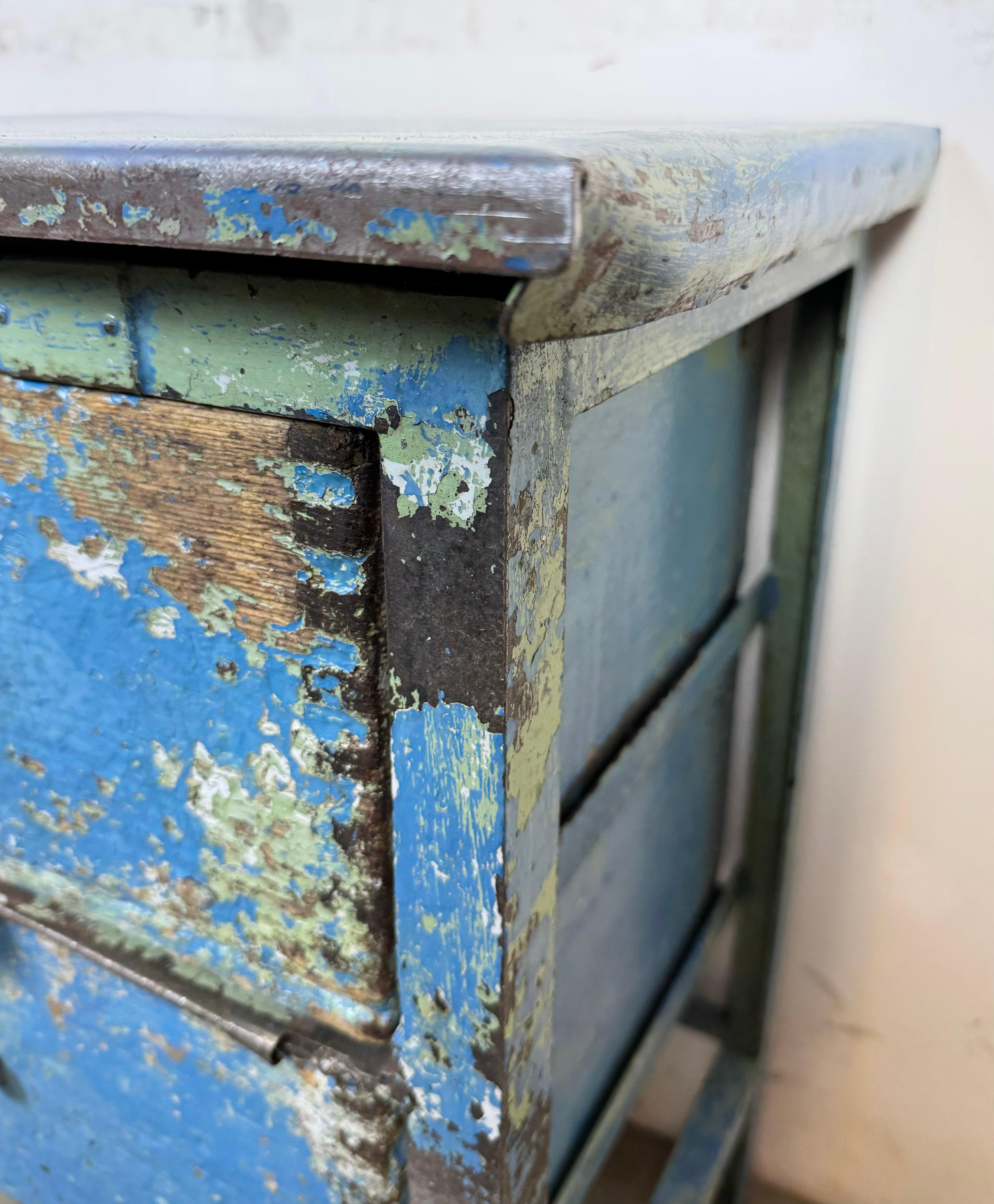 Cassettiera industriale in ferro blu, anni '50 in vendita 5