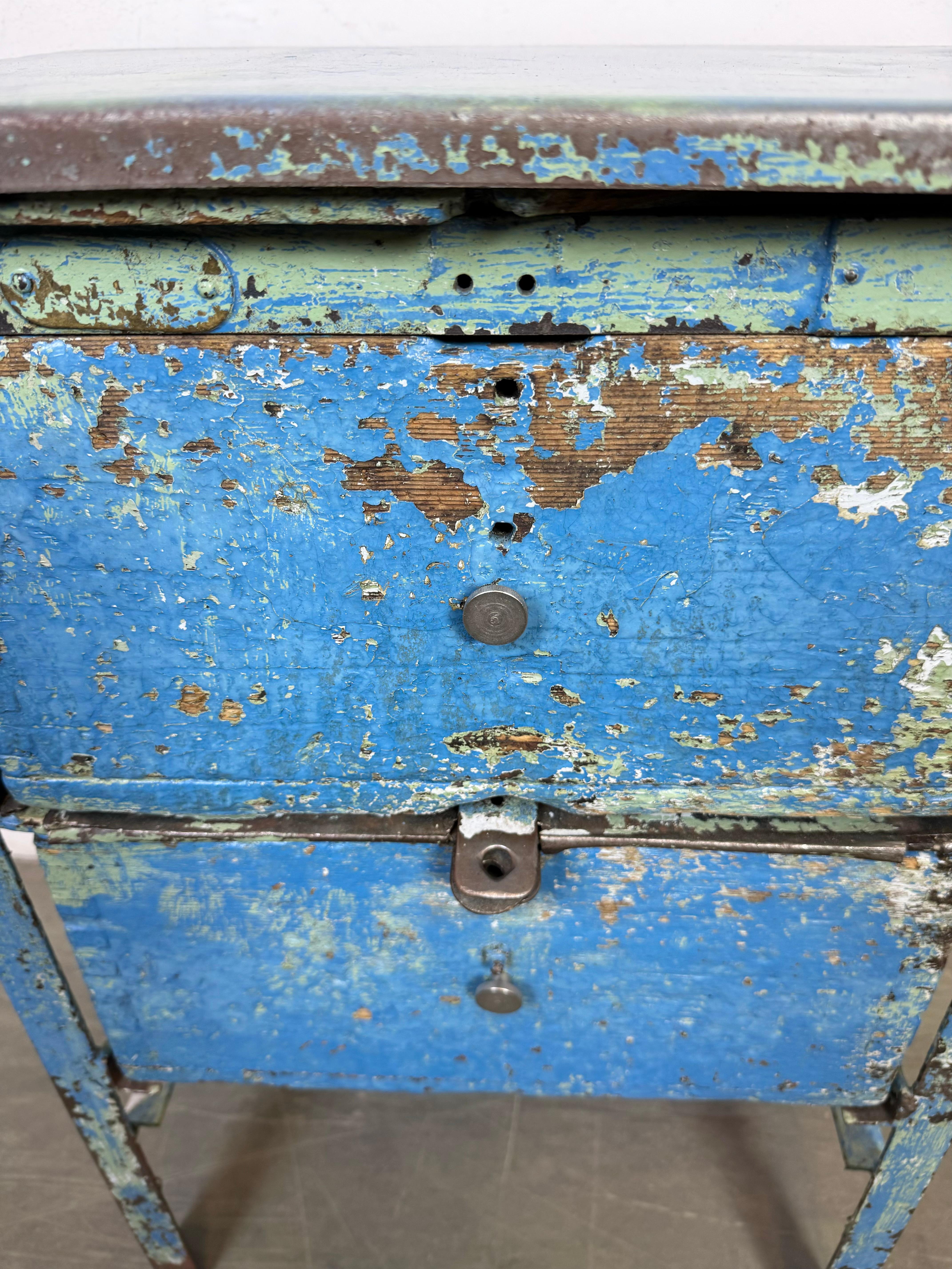 Cassettiera industriale in ferro blu, anni '50 in vendita 6