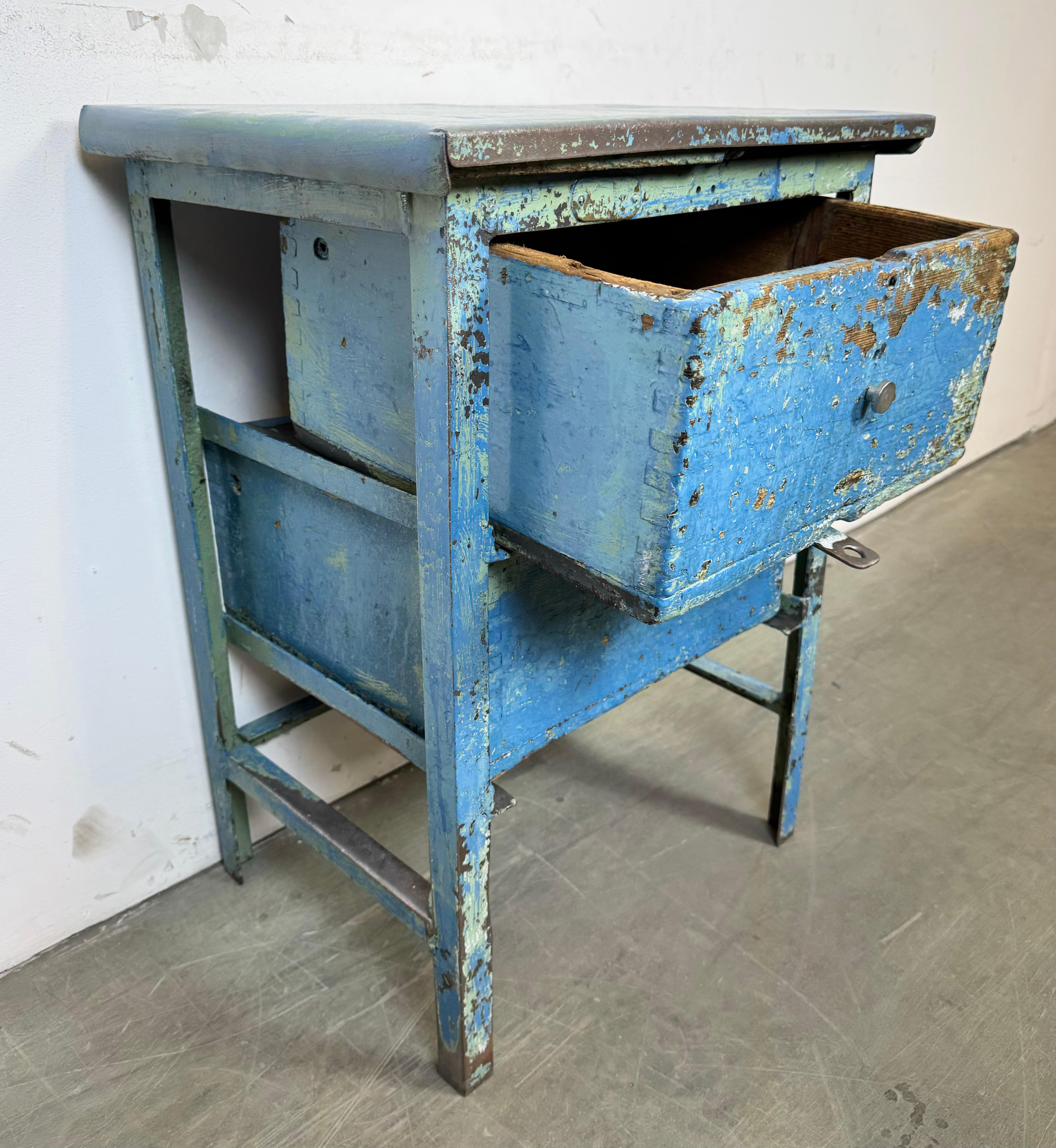 Cassettiera industriale in ferro blu, anni '50 in vendita 7