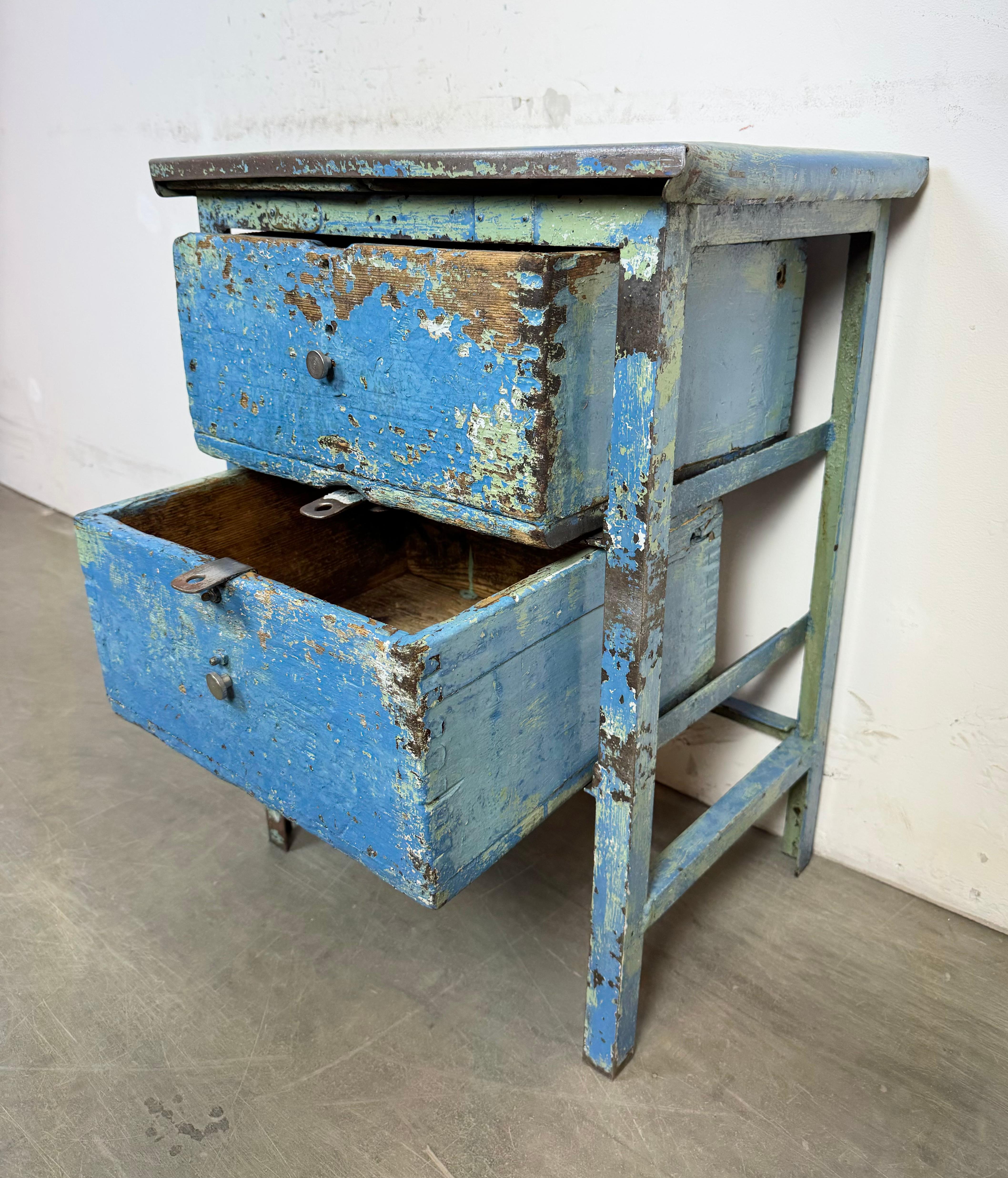 Cassettiera industriale in ferro blu, anni '50 in vendita 8