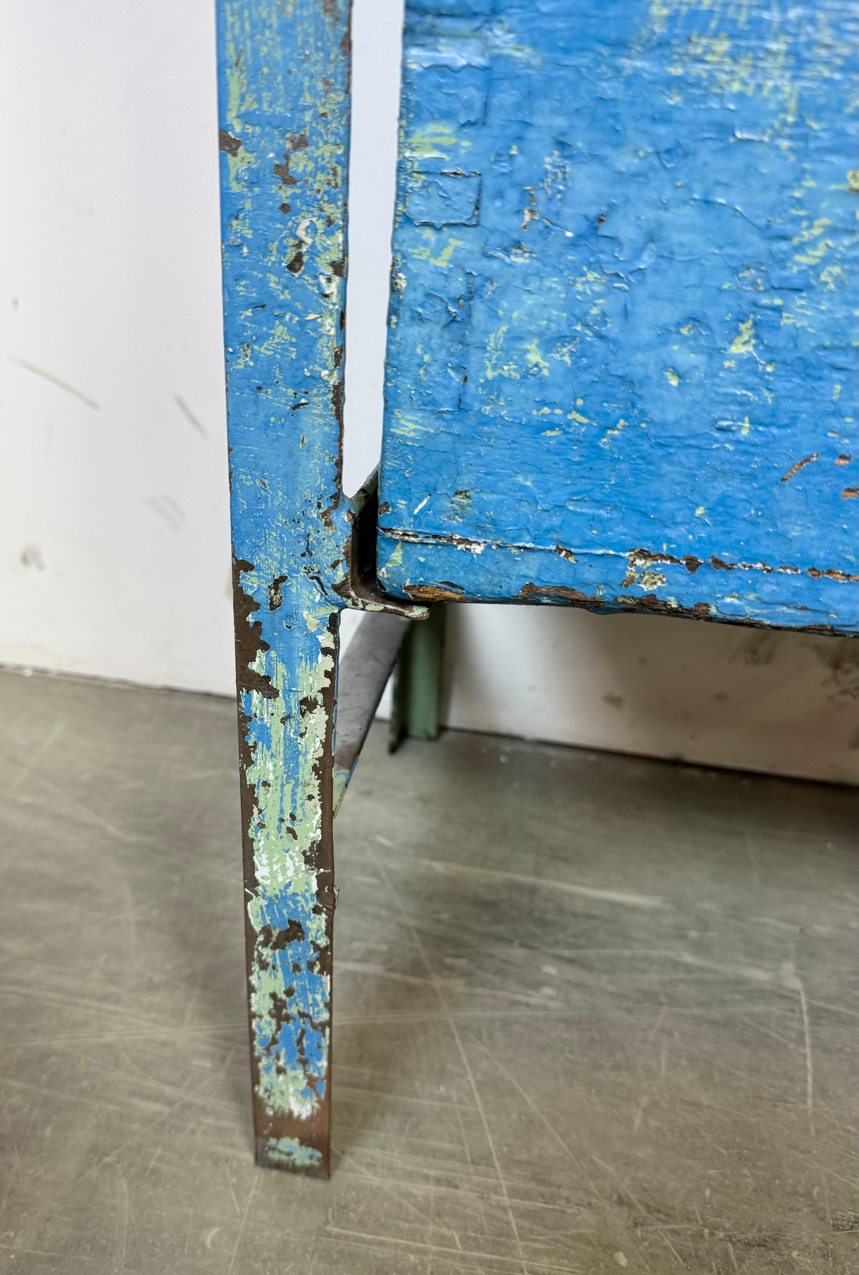 Cassettiera industriale in ferro blu, anni '50 in vendita 9