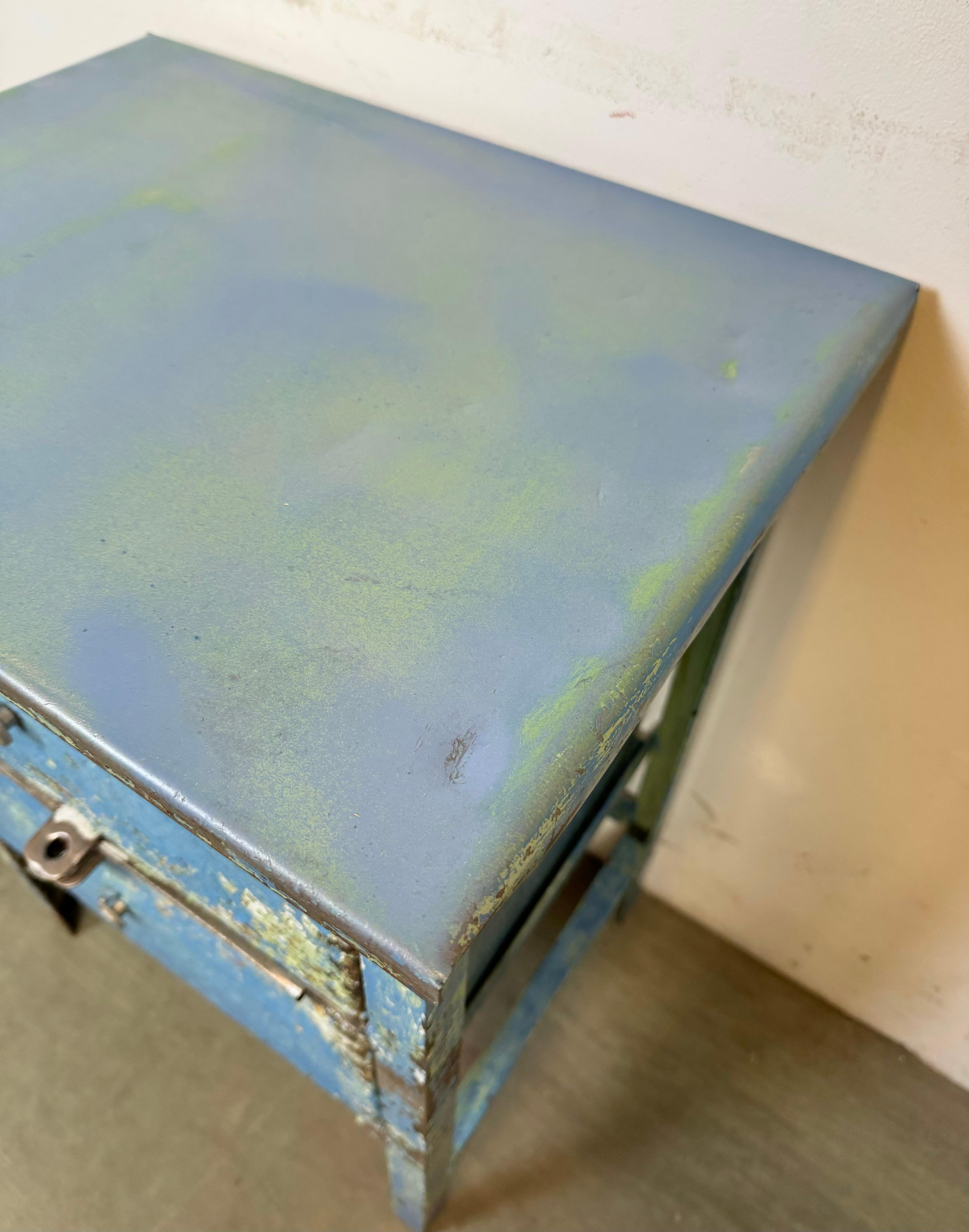 Cassettiera industriale in ferro blu, anni '50 in vendita 13