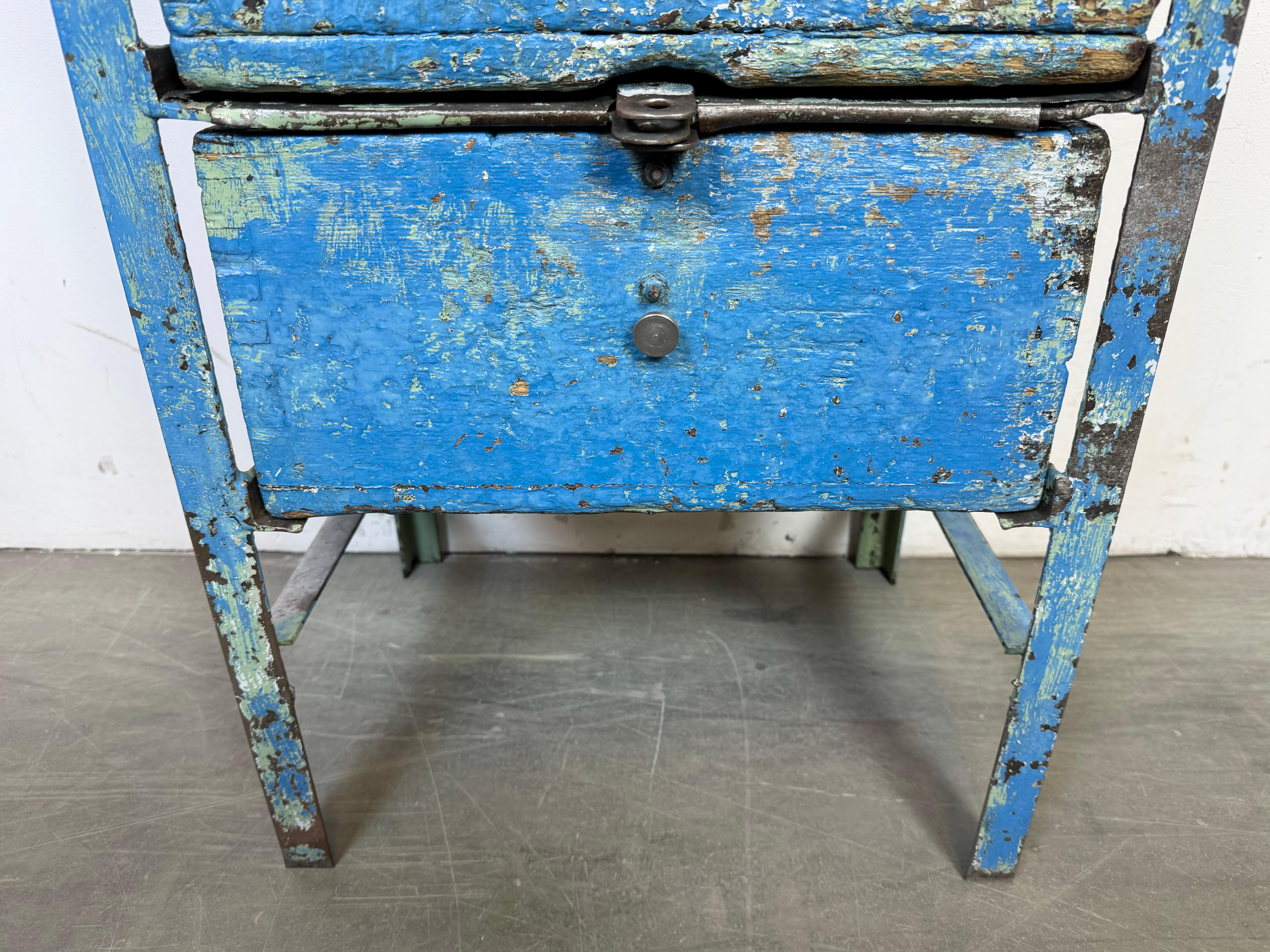 Cassettiera industriale in ferro blu, anni '50 in vendita 1