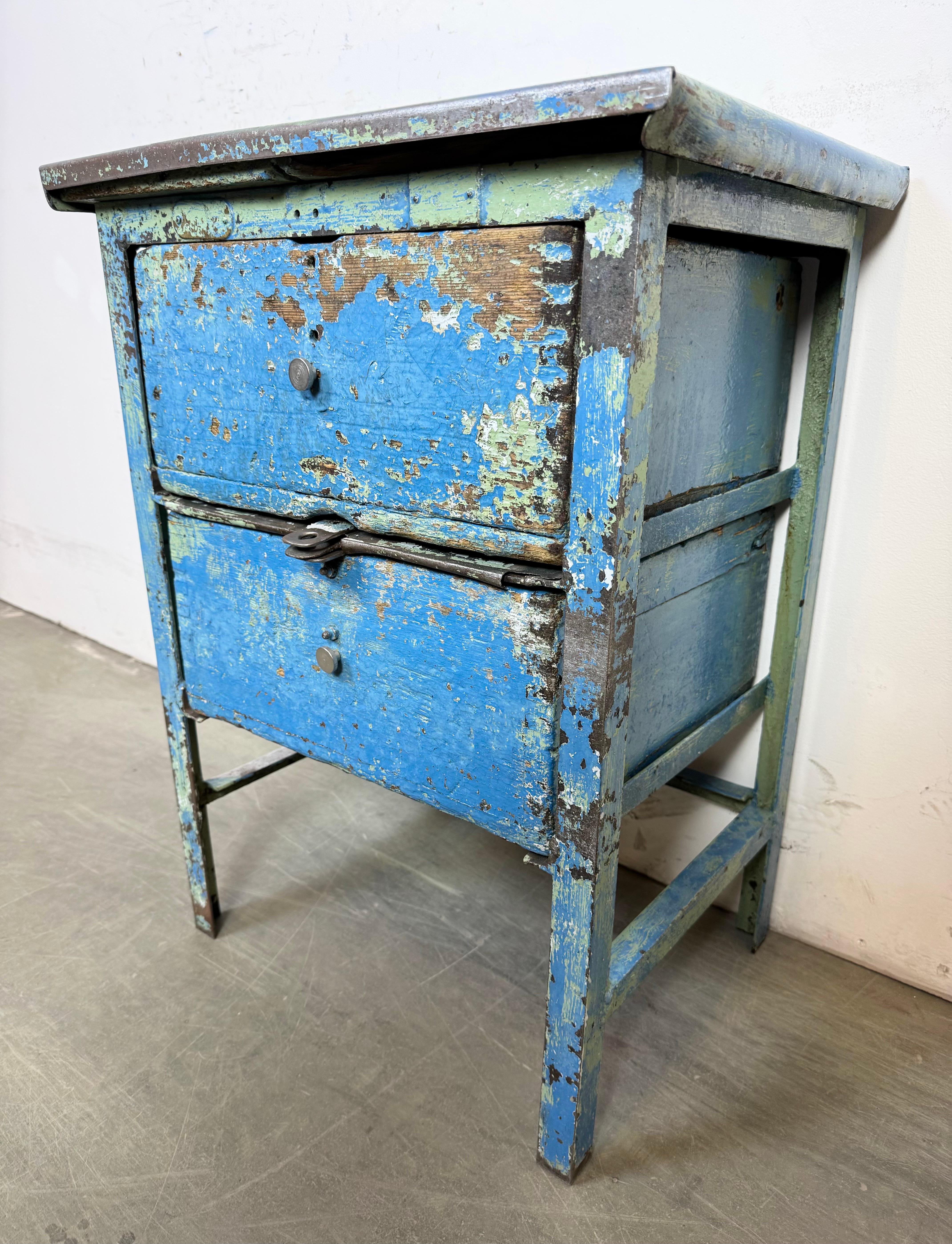 Cassettiera industriale in ferro blu, anni '50 in vendita 2